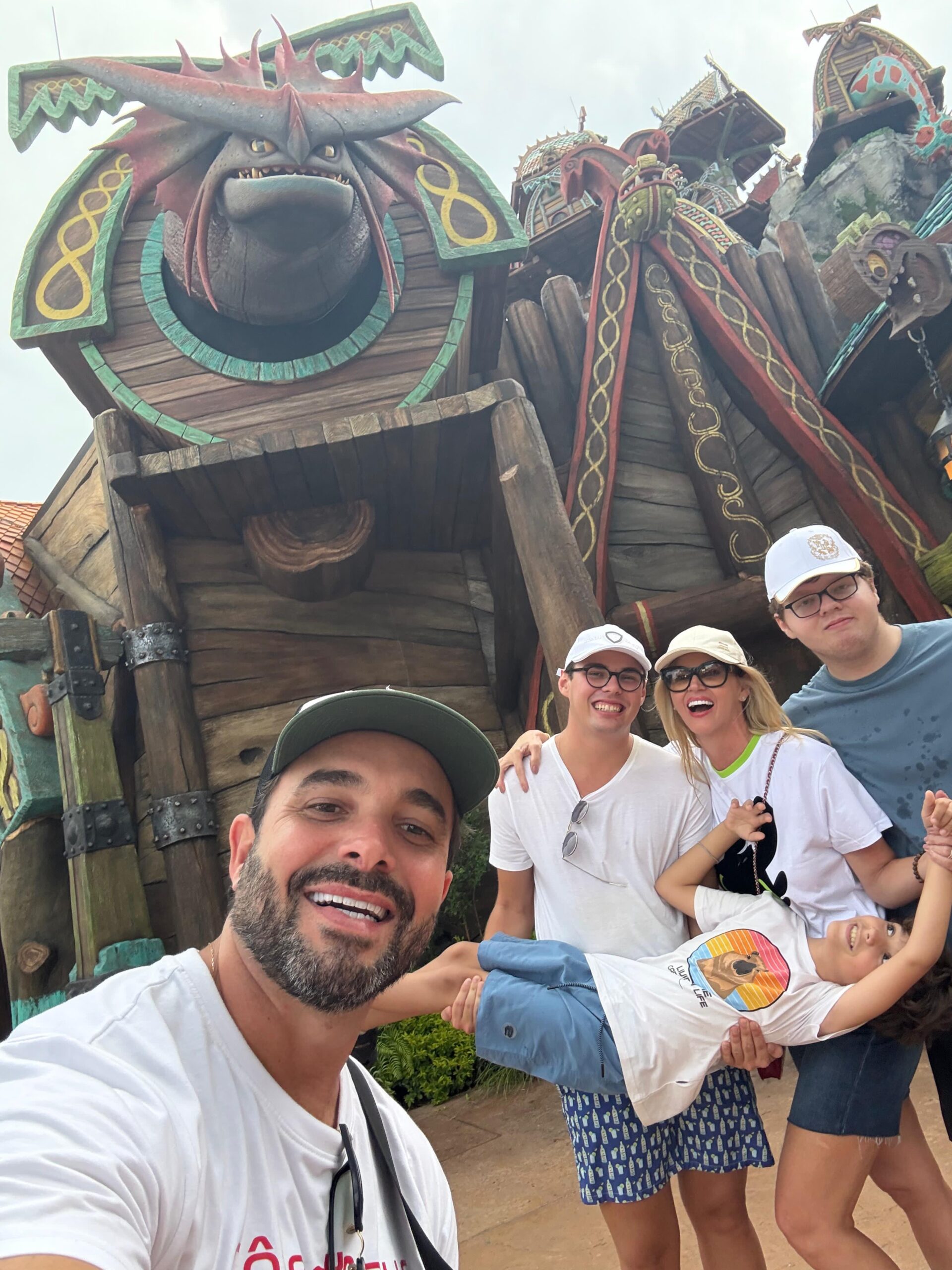 de924562-7efc-4e44-b975-11af606a140c-scaled “É o melhor brinquedo que a gente andou na vida”, diz Val Marchiori sobre o novo parque da Universal