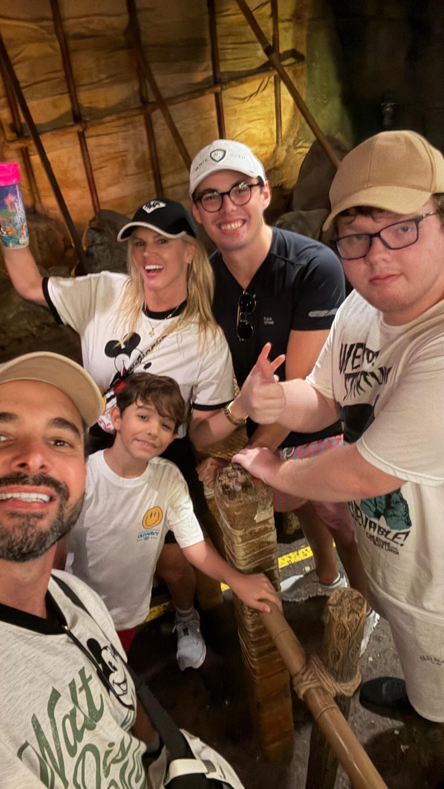 e6f7927f-a8b1-48fd-b2d8-d57707a431ba-scaled “Amo viver momentos mágicos com quem eu amo”, diz Val Marchiori sobre férias em família na Disney