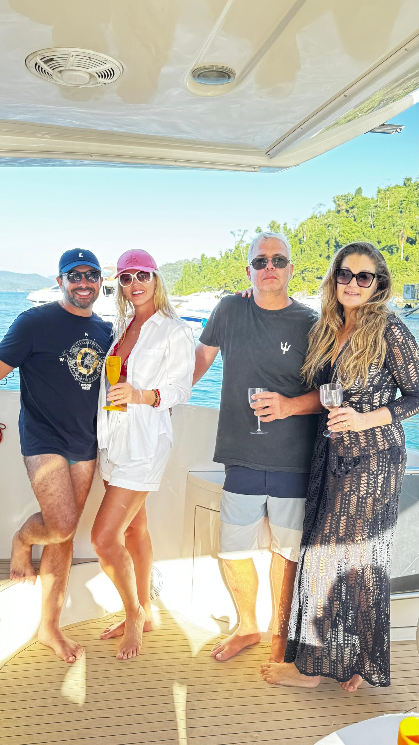 e88070db-da53-4049-95d1-8741aa32d073-scaled “Angra dos Reis é o paraíso onde me reconecto com o amor e a paz”, declara Val Marchiori