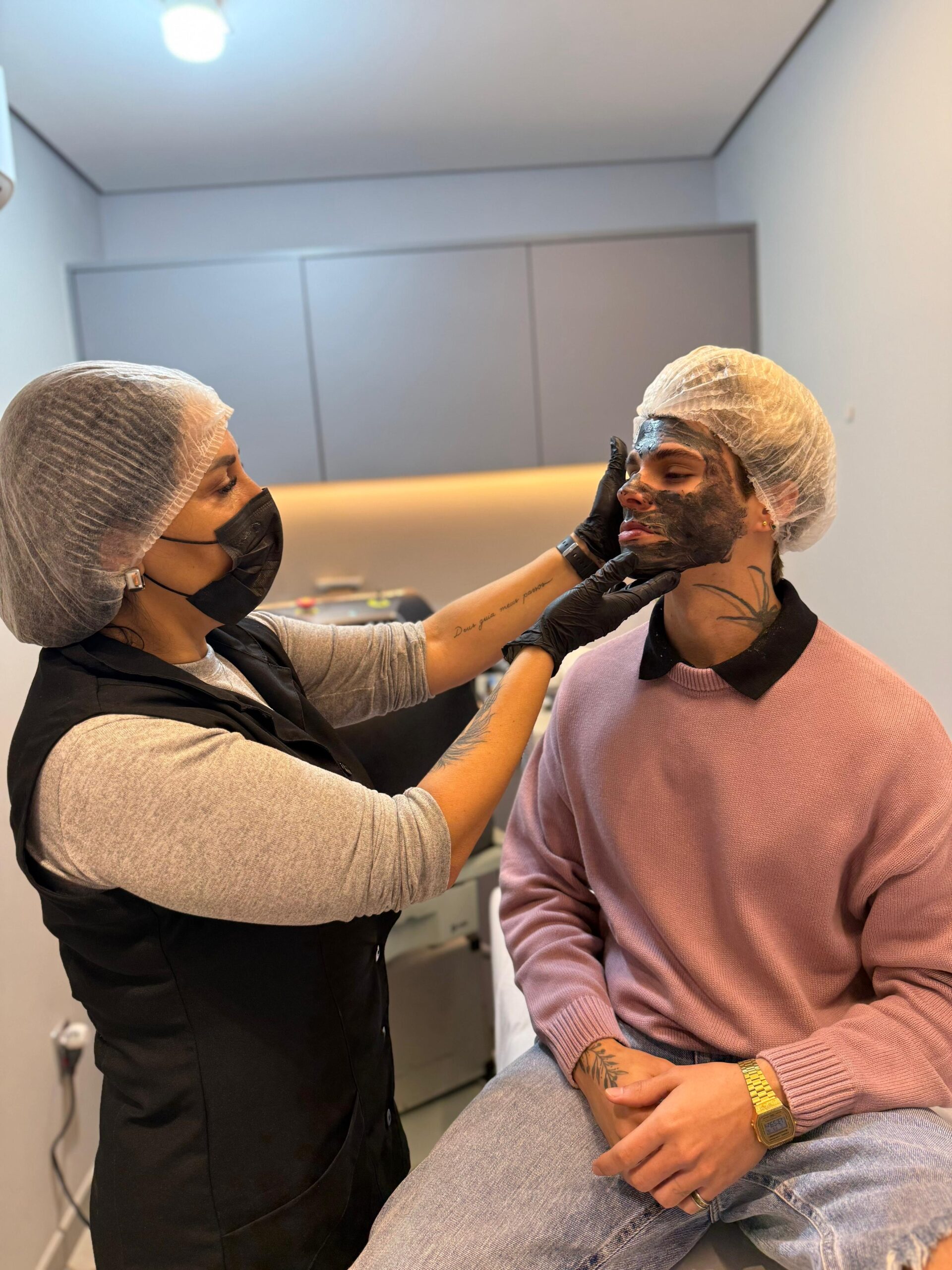 f6b2162e-9ff0-45b0-88d1-472f7fad08c5-scaled "A clínica que cuida de mim e de você", diz Pablo Furlan após 'Hollywood Peel' com Dra. Lafayette na Clínica Meta