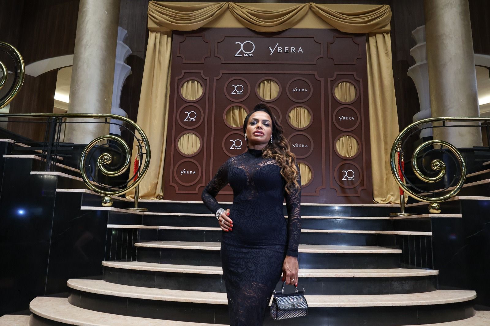 0f3a3db1-f12f-4412-b27f-7210aeeac5cd Fátima Bernardes marca presença em luxuosa festa de 20 anos da Ybera no Rio de Janeiro