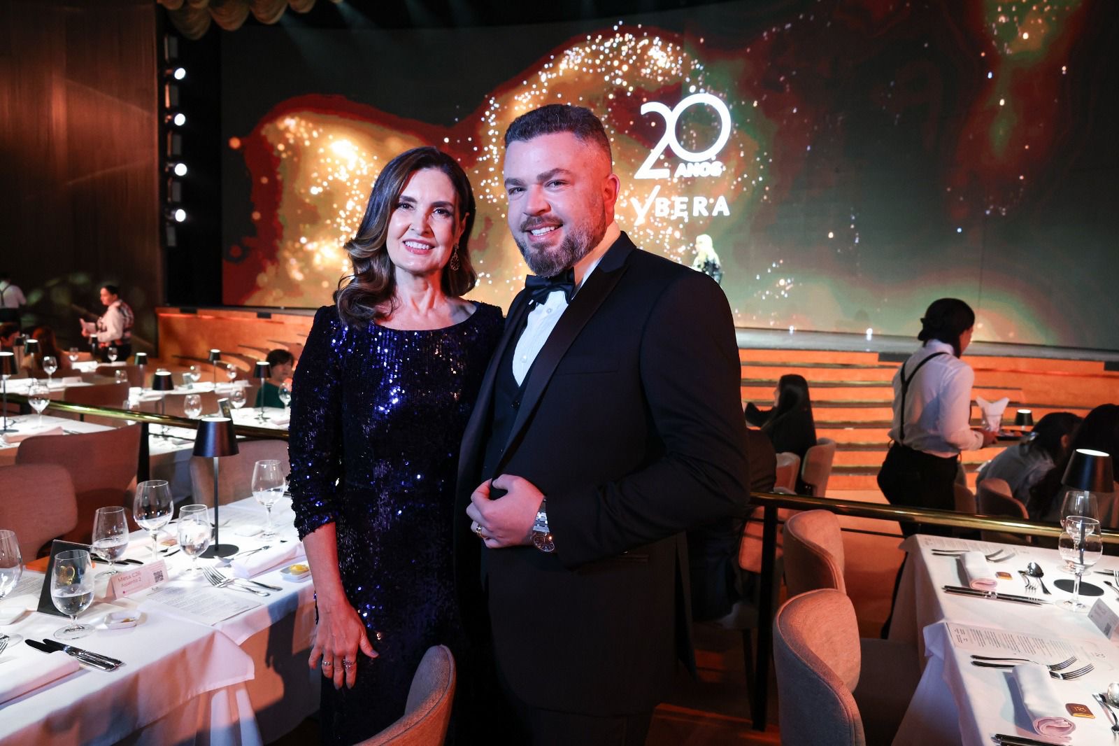 17dc66aa-421e-4c11-871d-3f9a610869c0 Fátima Bernardes marca presença em luxuosa festa de 20 anos da Ybera no Rio de Janeiro