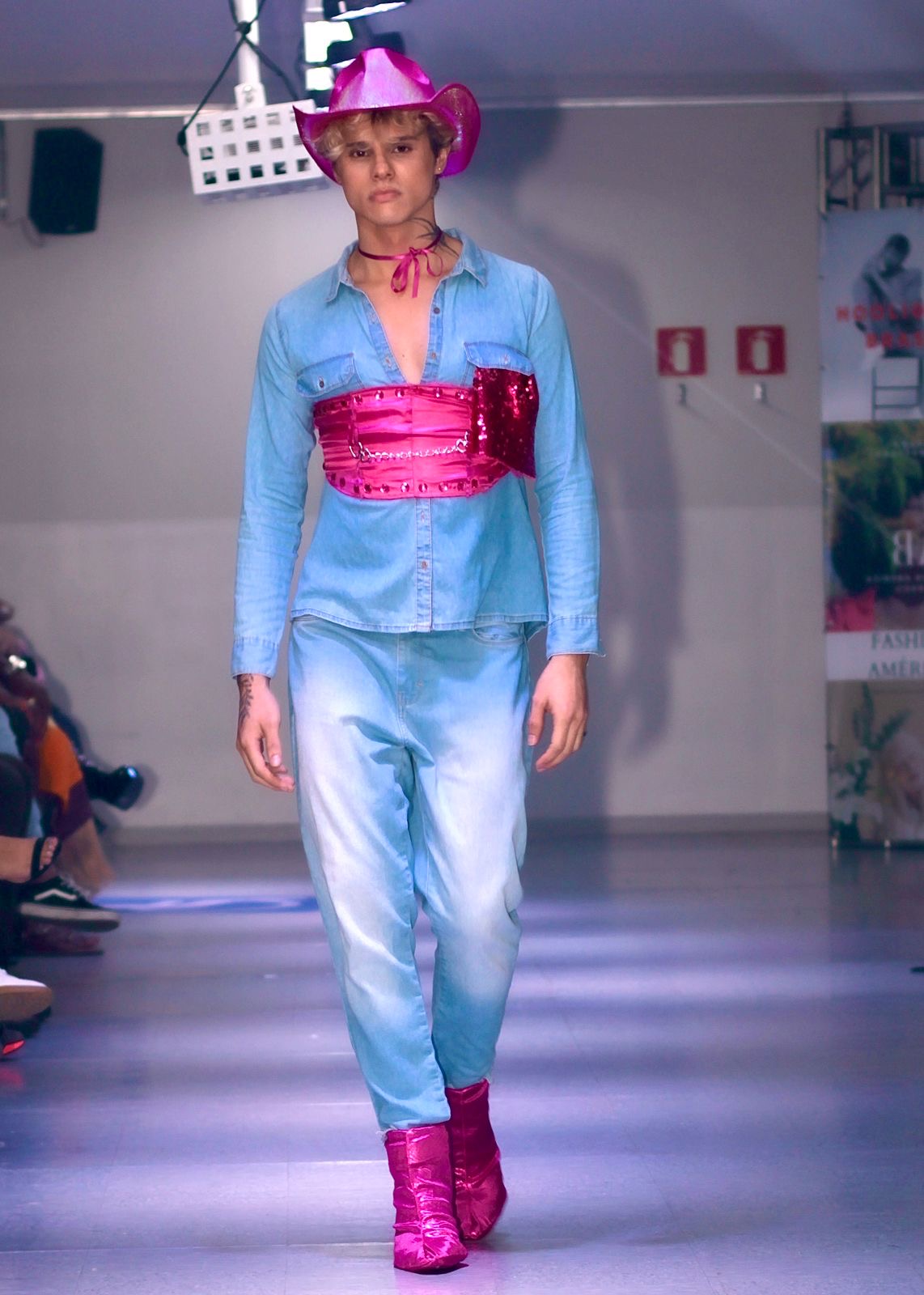 aa50f647-0109-4c7d-b253-30c4242d1770 Pablo Furlan estreia nas passarelas do 'Fashion América' e conquista olhares com carisma e estilo