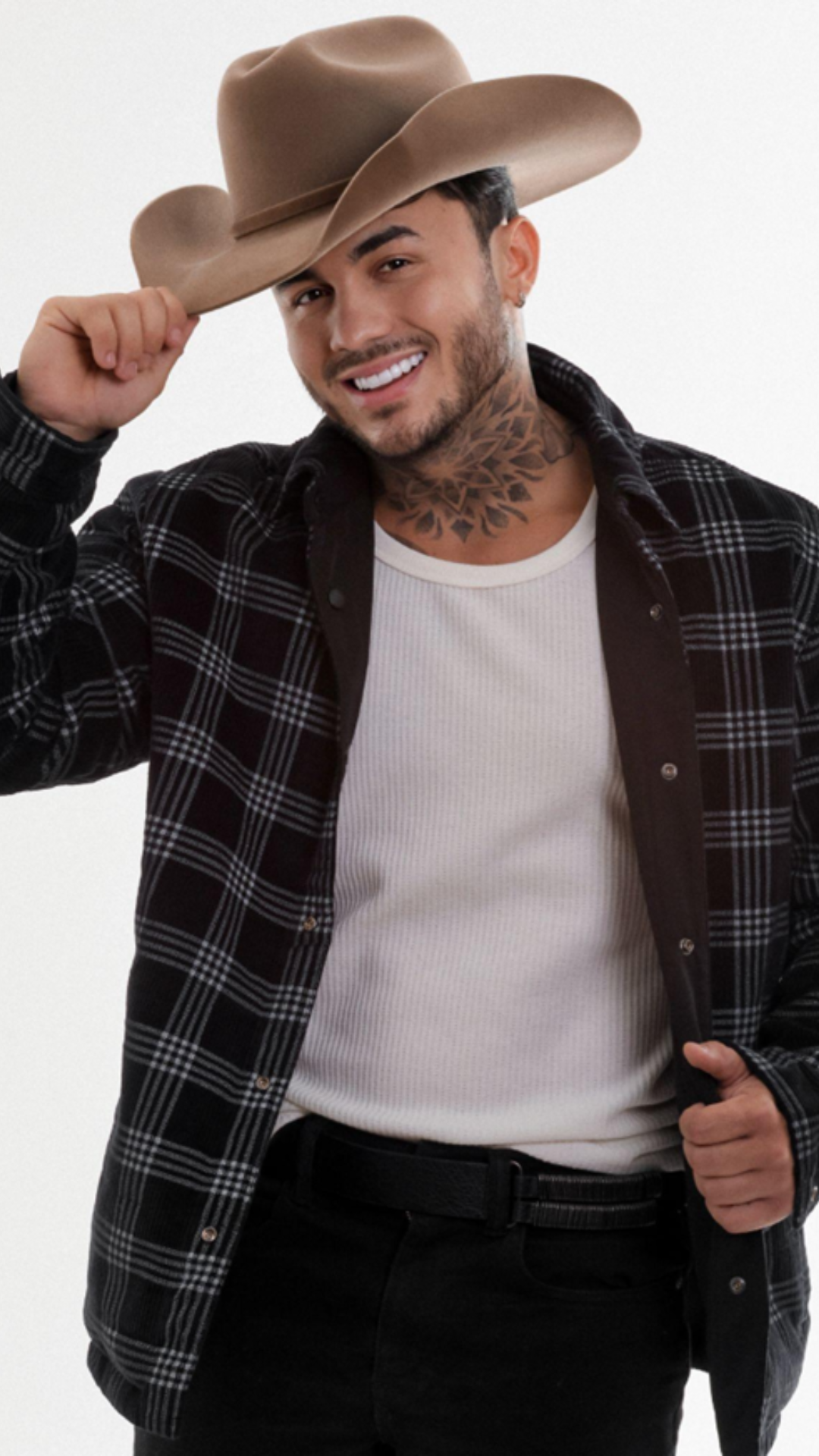 CAPA-MATERIAS-THE-DATE-NEWS-1920-x-1080-px-57 Conheça Wallas Srrais, cantor e um do galãs do reality "A Fazenda" 17