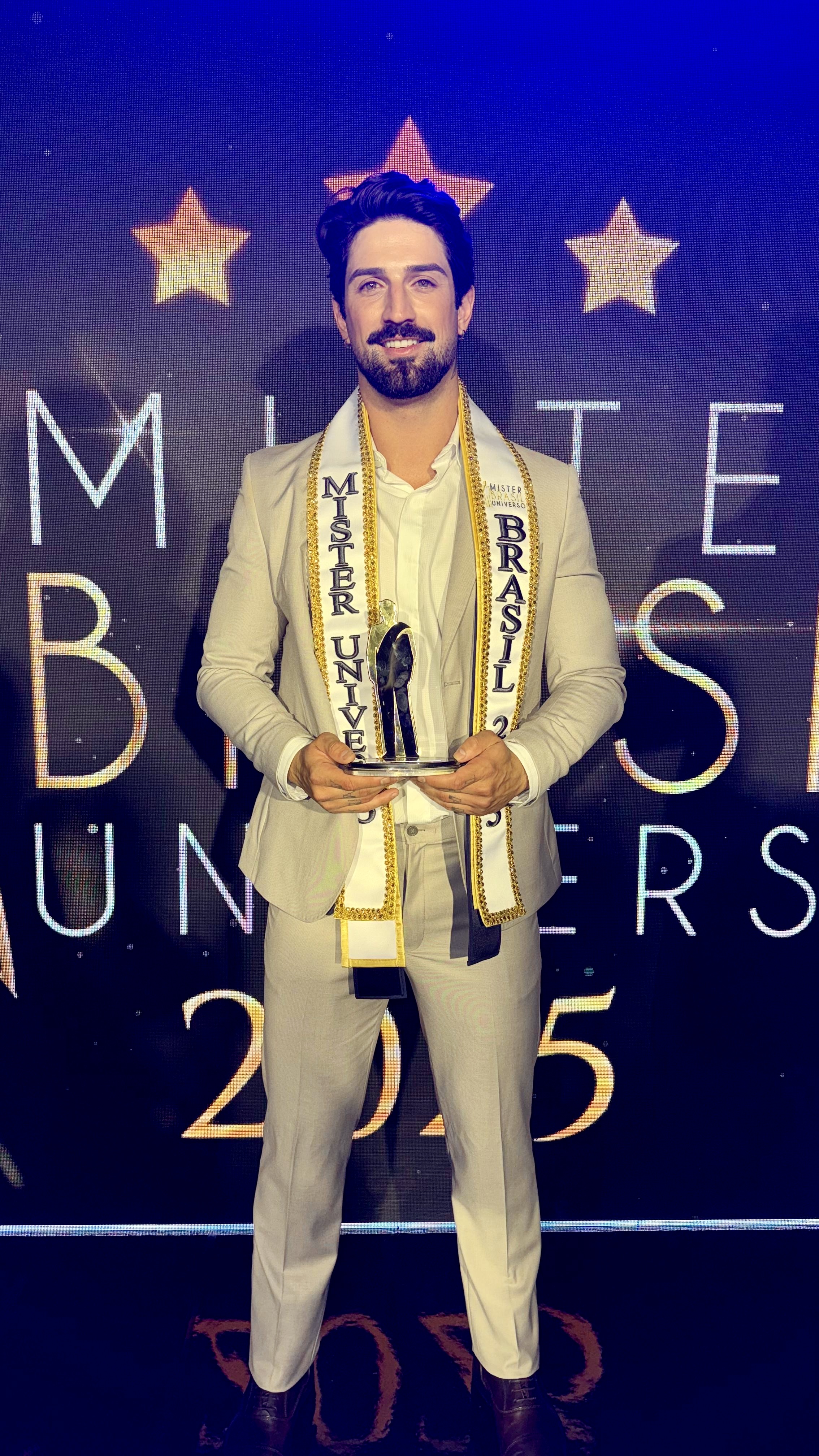 E25C0326-2F0B-404A-980D-B37860CEDB1F “Estou muito feliz”, diz João Leone coroado ‘Mister Universo Brasil’ e confirmado no ‘Mister Universe 2025’ em Los Angeles