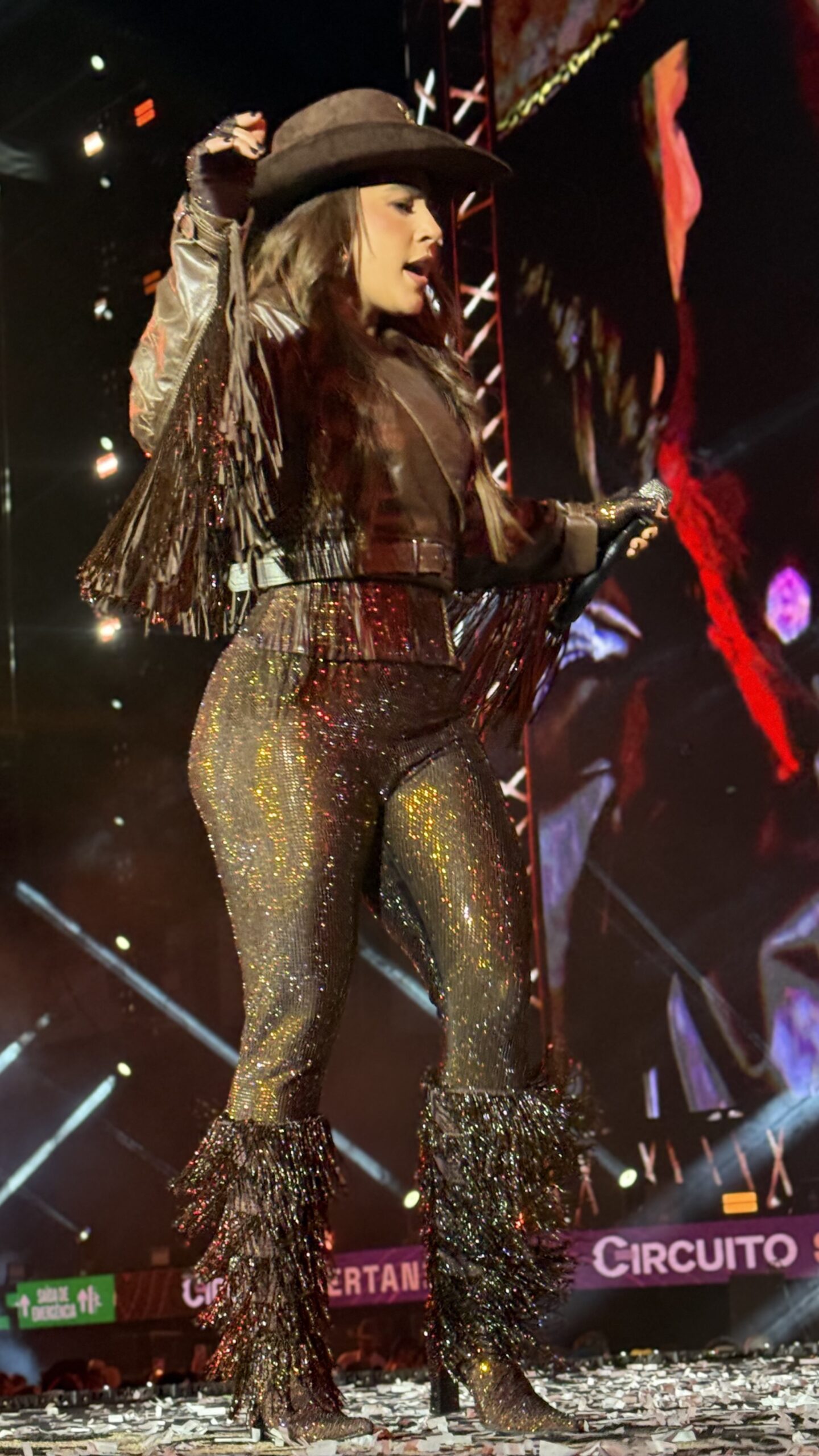 IMG_9332-scaled Launa Prado brilha no palco do Jaguariúna Rodeio Festival com performance intensa e look ousado repleto de brilho e atitude