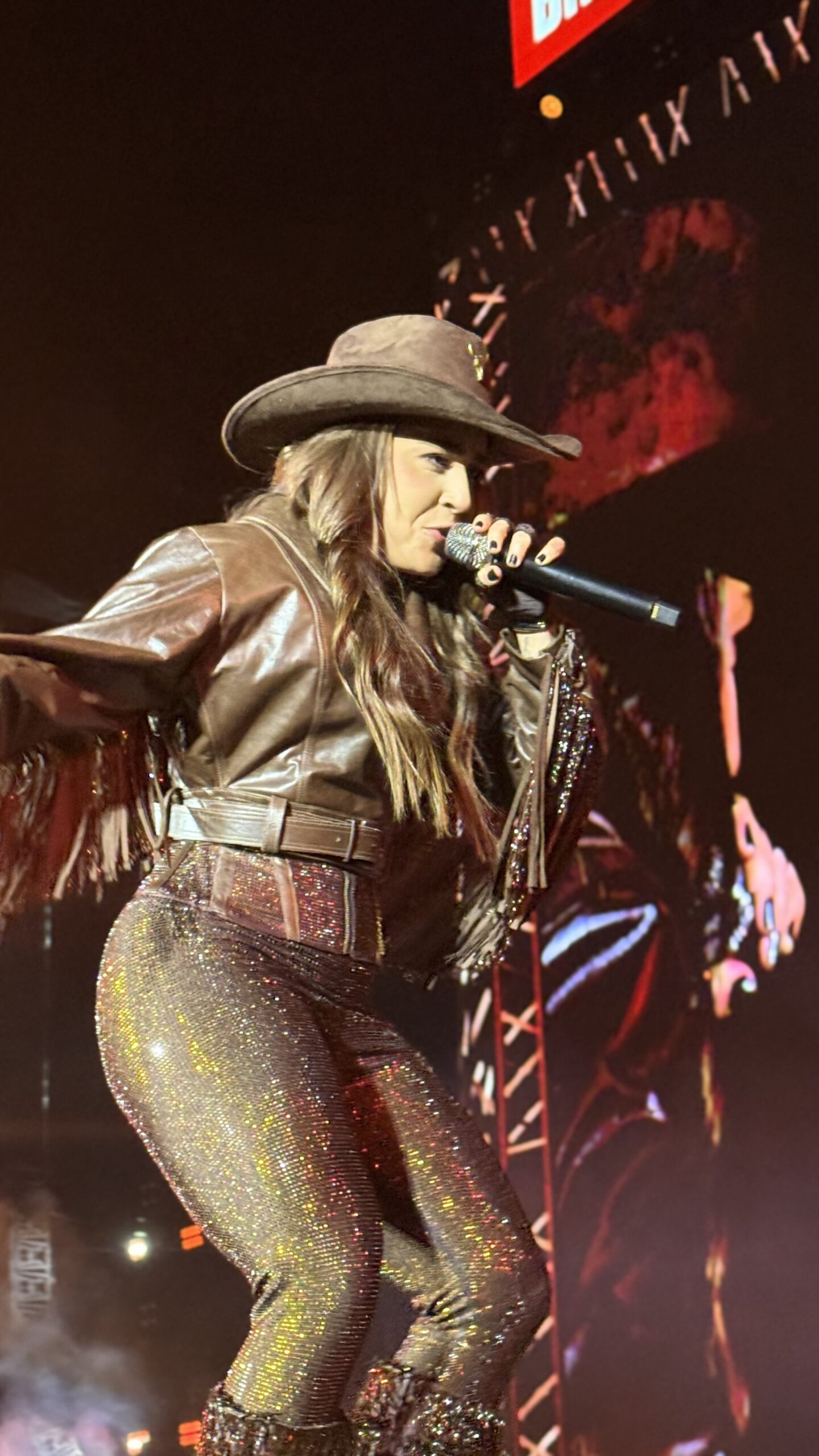 IMG_9333-scaled Launa Prado brilha no palco do Jaguariúna Rodeio Festival com performance intensa e look ousado repleto de brilho e atitude