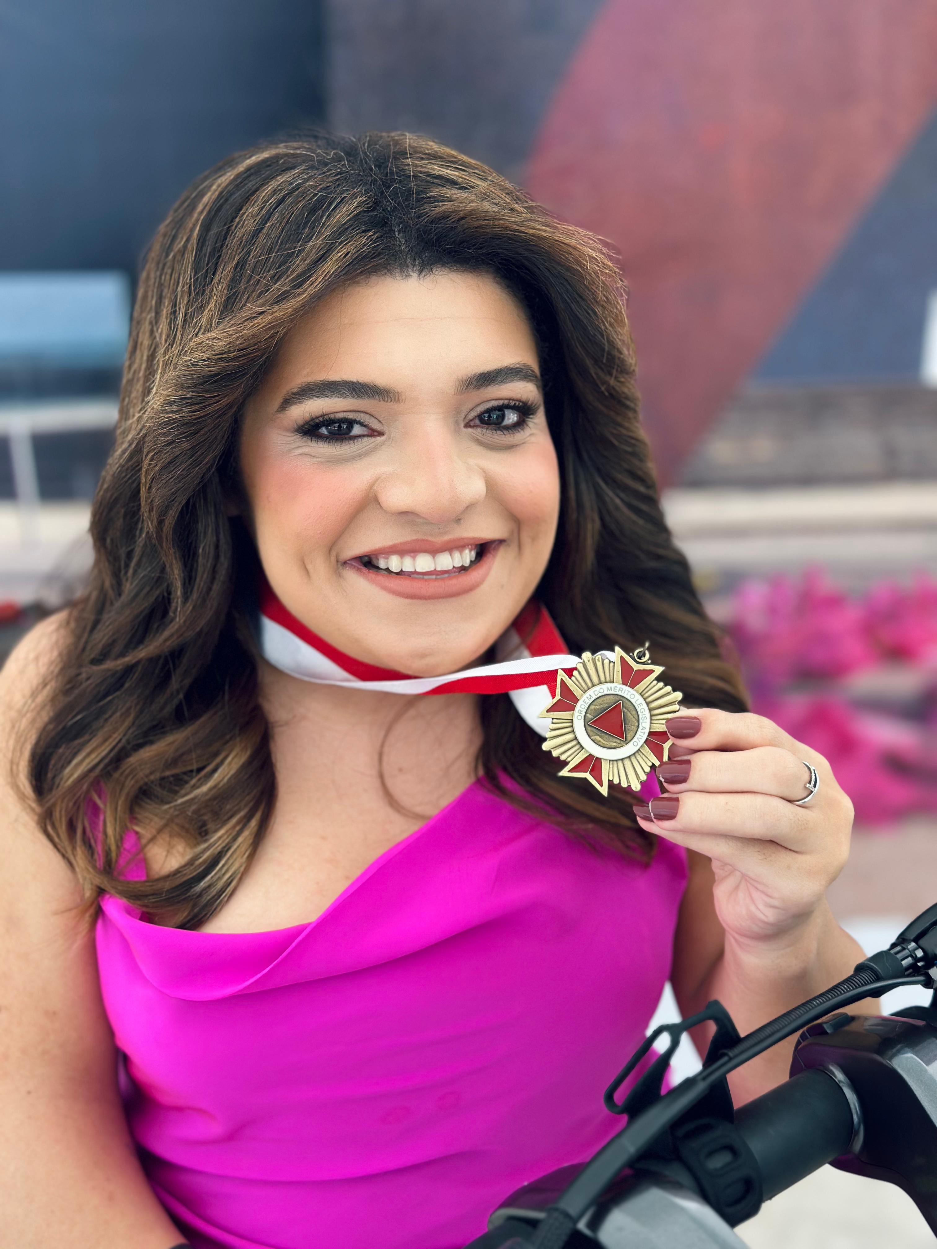 Pequena-Lo-recebe-honraria-em-Parlamento-Mineiro_2025_02 Pequena Lô recebe "Medalha da Ordem do Mérito Legislativo" nos 190 anos do Parlamento Mineiro