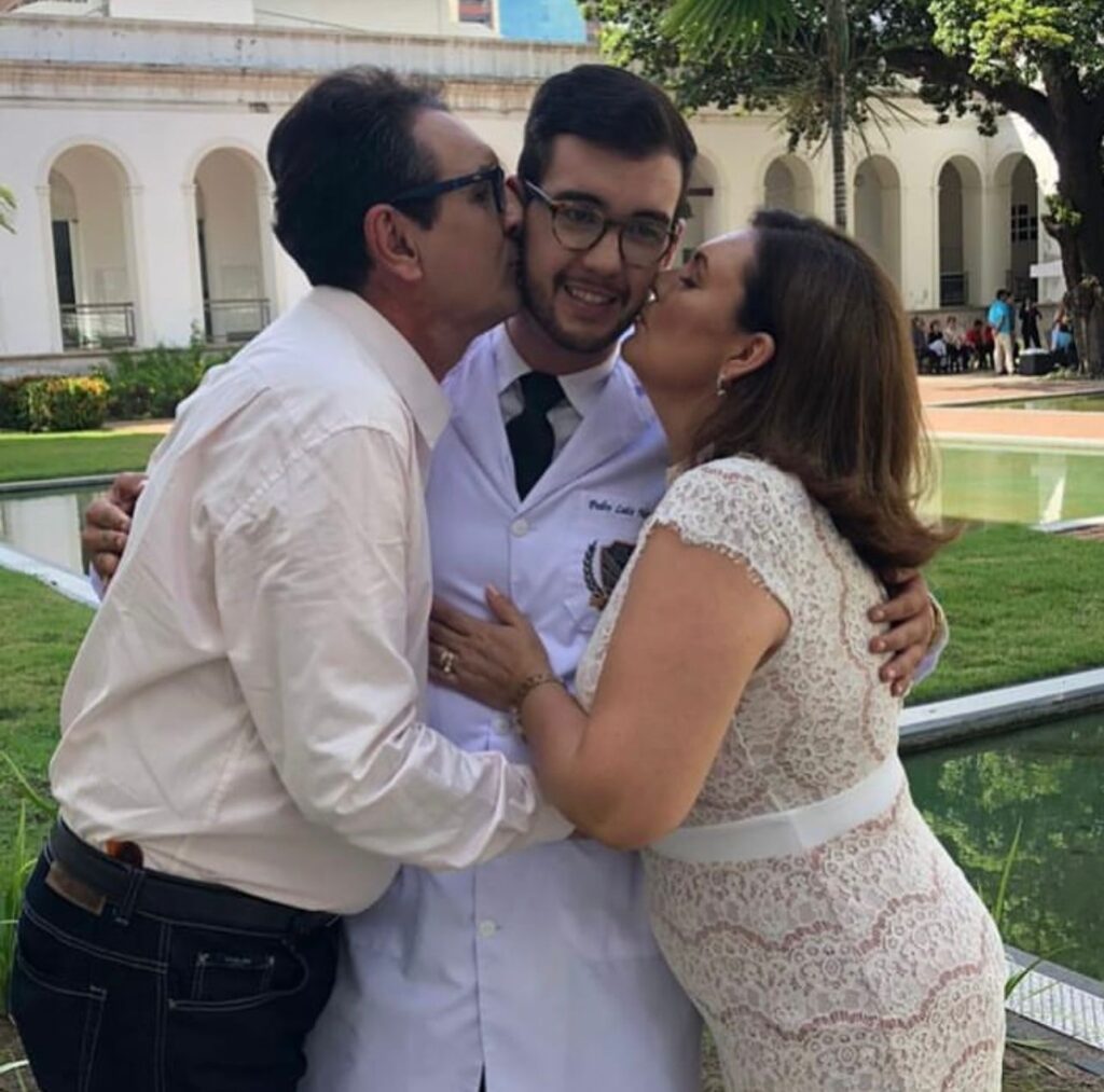 WhatsApp-Image-2025-09-08-at-17.54.39-1024x1013 Médico Pedro Nogueira se destaca pela magnífica formação e atendimento humanizado no interior de Pernambuco