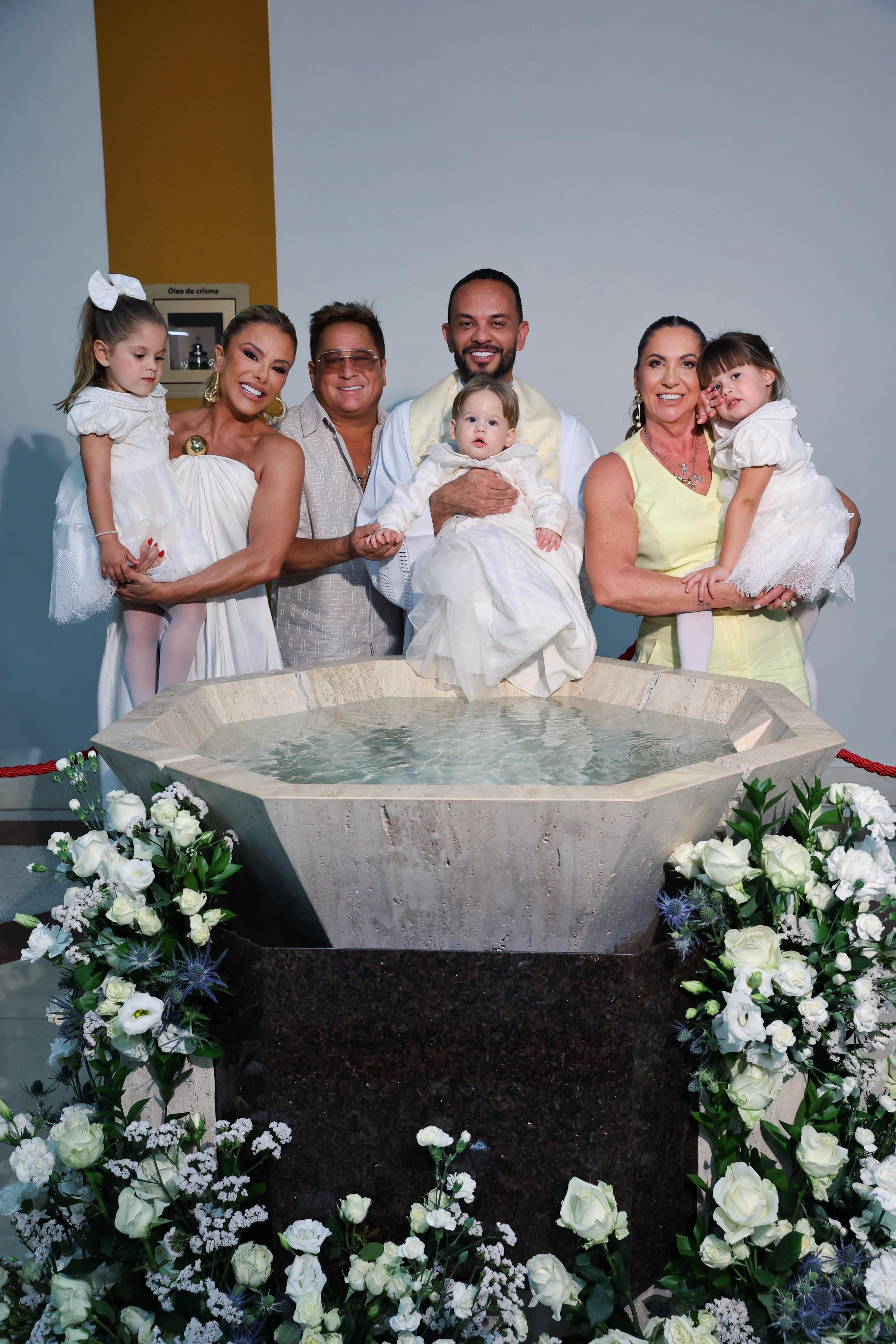 b54e0387-ea87-4b82-8207-8927cce5e30a José Leonardo, filho de Zé Felipe e Virginia, celebra 1º aniversário e batizado em clima de amor e fé