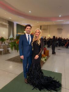 Dra-Simone-Bardini-Premio-Orgulho-Brasileiro-2025-03-225x300 Dra. Simone Bardini brilha como Madrinha de Honra no Prêmio Orgulho Brasileiro 2025