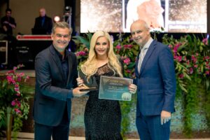 Dra-Simone-Bardini-Premio-Orgulho-Brasileiro-2025-05-300x200 Dra. Simone Bardini brilha como Madrinha de Honra no Prêmio Orgulho Brasileiro 2025