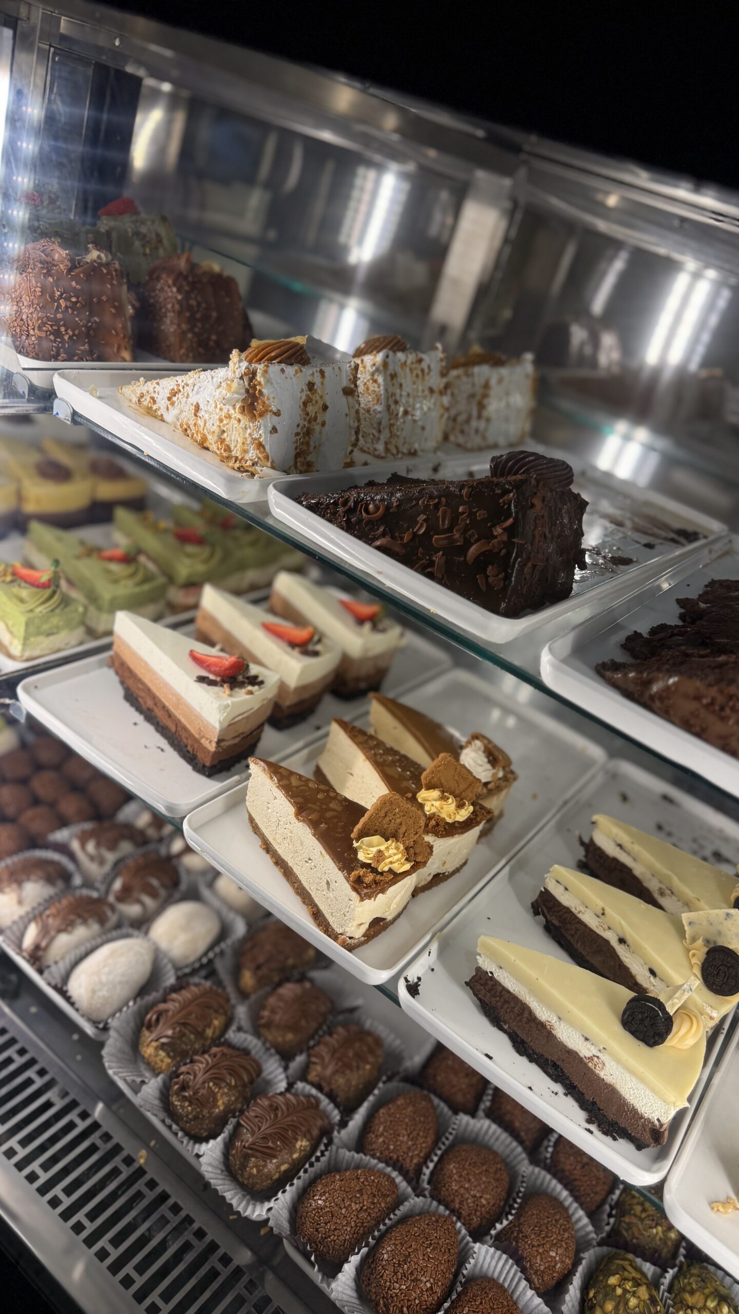 IMG_0731-scaled “Sem saúde a gente não é nada”, diz Val Marchiori em visita à 'Confeitaria Doces de Ouro Brasil' durante o Outubro Rosa