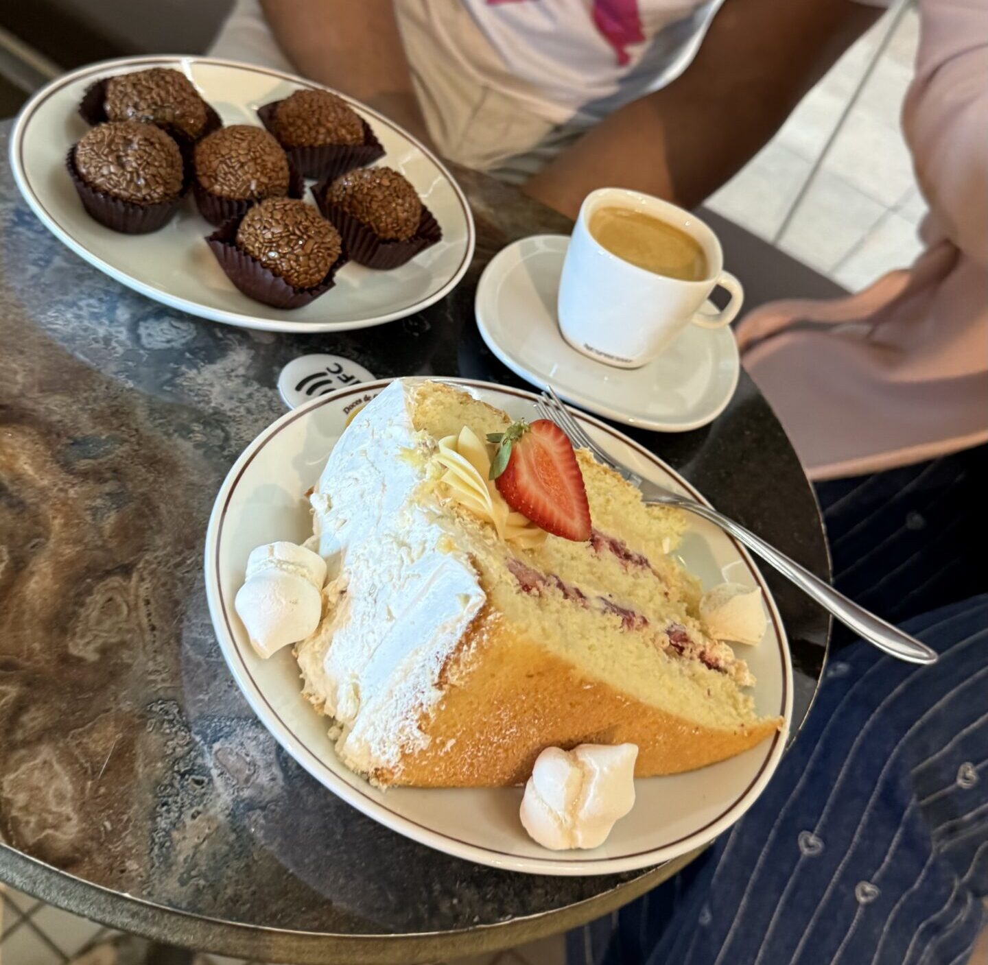 IMG_7094-scaled-e1760049716660 “Sem saúde a gente não é nada”, diz Val Marchiori em visita à 'Confeitaria Doces de Ouro Brasil' durante o Outubro Rosa