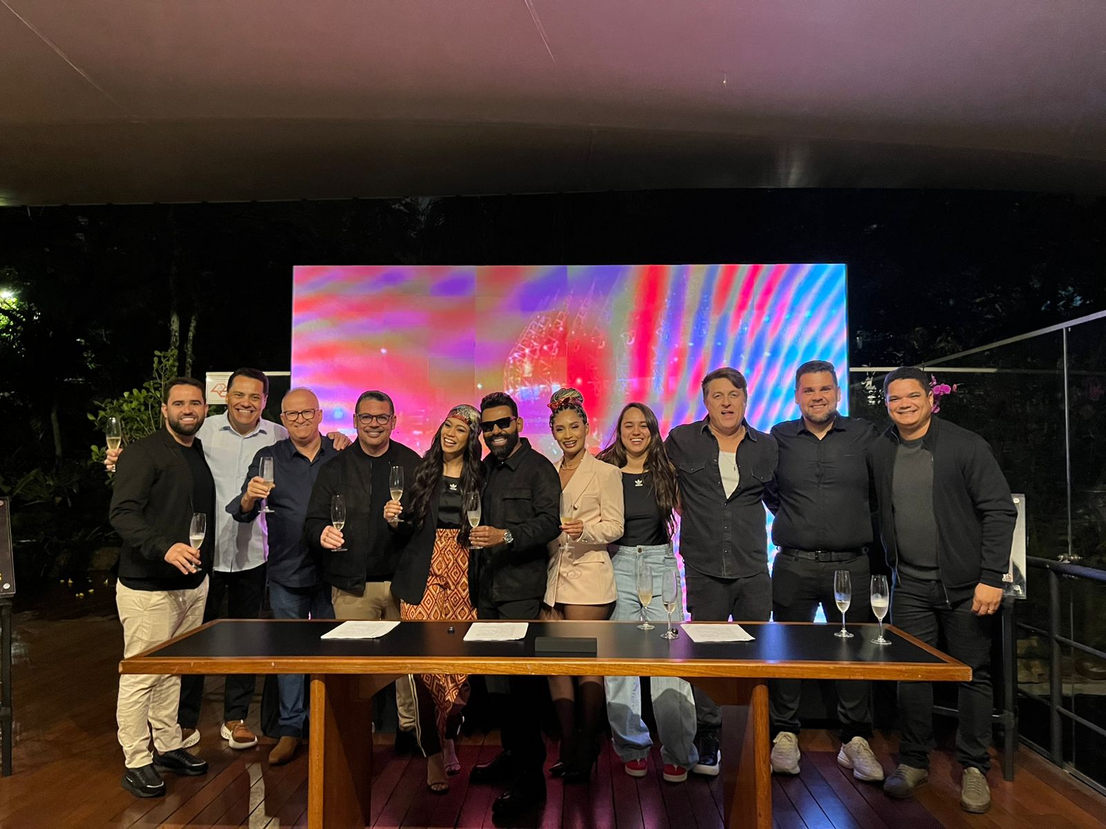 WhatsApp-Image-2025-10-21-at-20.21.56 Estefany & Gabriely assinam com a M&P Produções, de Pablo, em cerimônia na LIVE TALENTOS, e iniciam nova fase do projeto Brega Latino