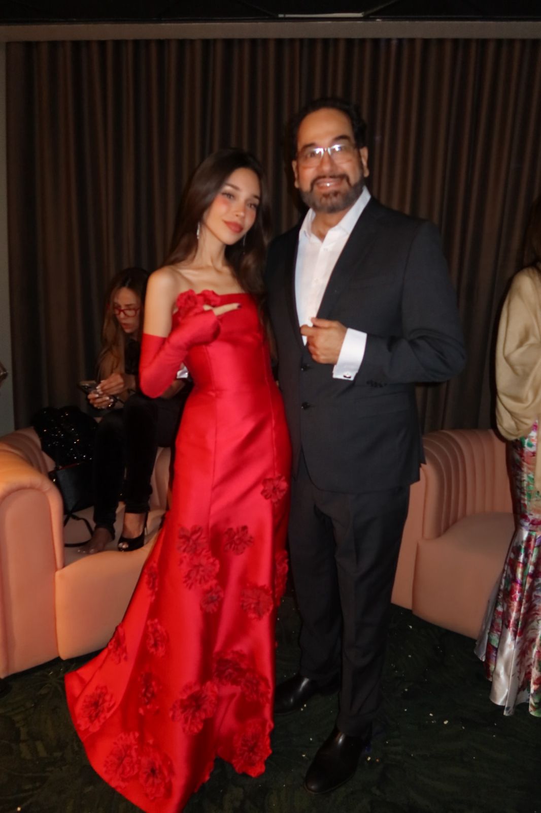 ec32a8ea-e5a0-41f4-be25-2d4f8670eab2 Atriz Cat Dantas participa do LABRFF e entrega prêmio em Los Angeles