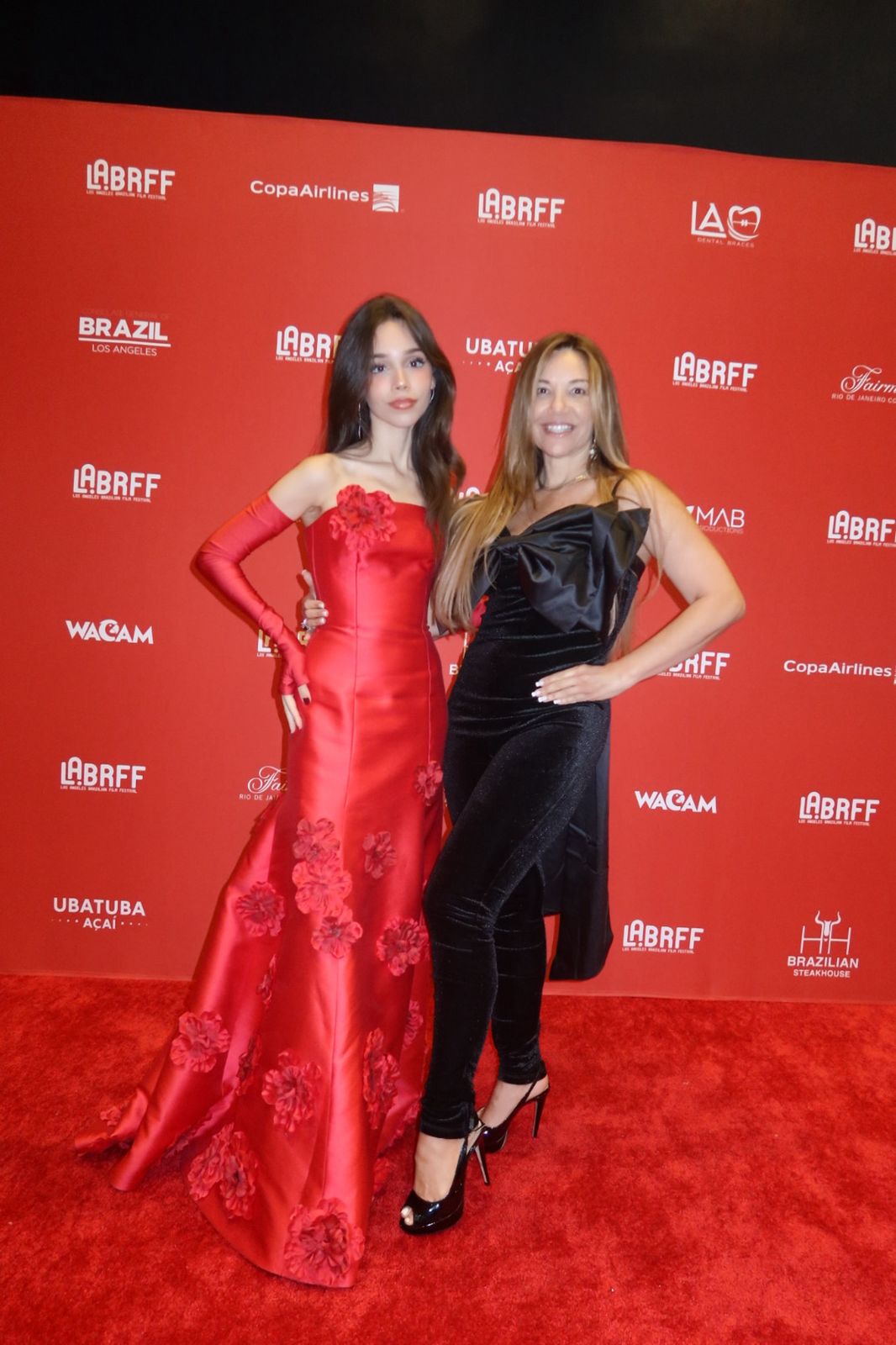 ee546de9-fa6a-4cce-a2d2-88c9ced19032 Atriz Cat Dantas participa do LABRFF e entrega prêmio em Los Angeles