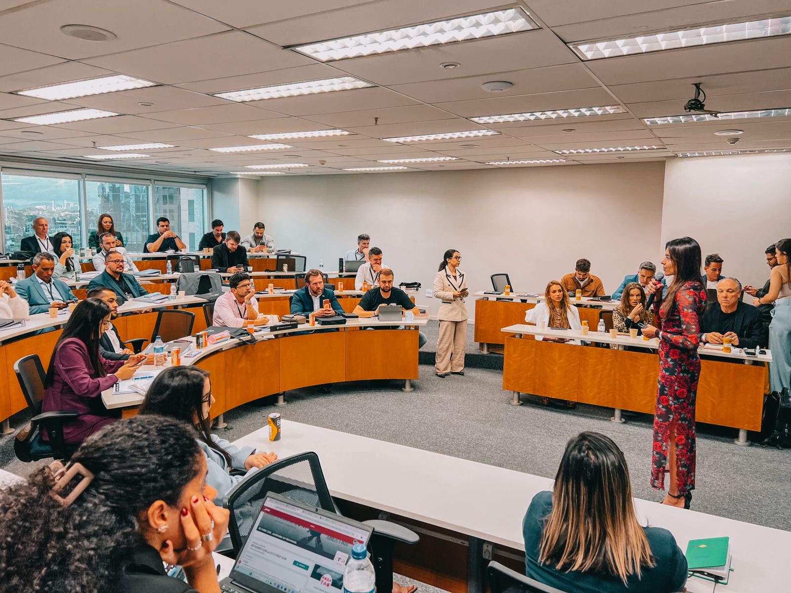 9258f5f9-5754-4fd6-b754-7d378de43cc1 Cúpula de Deal Makers reúne Ricardo Bellino e Sophia Martins no WTC São Paulo