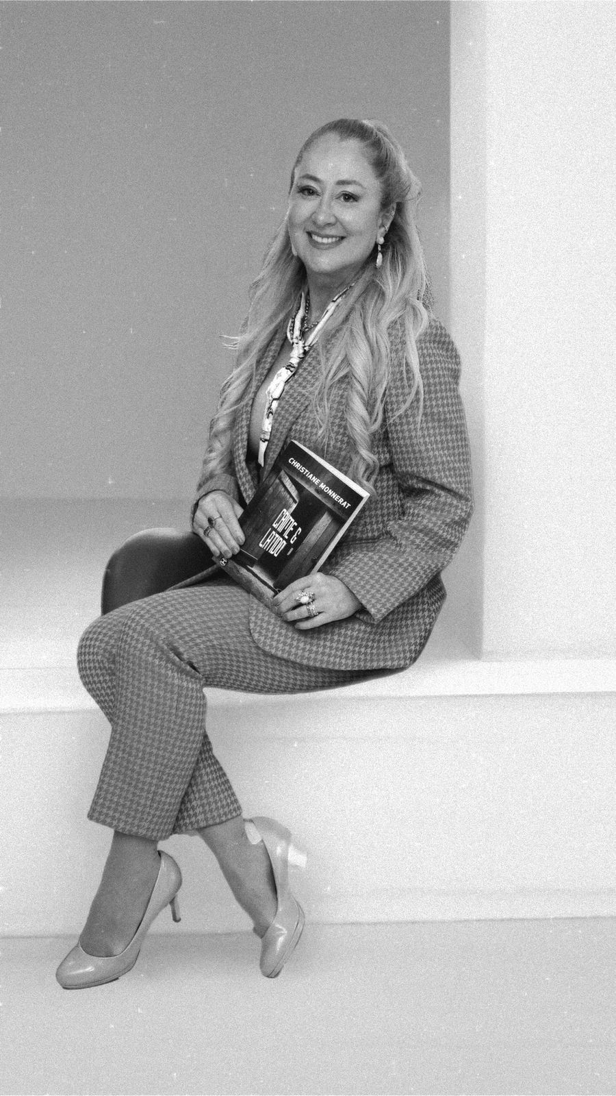 WhatsApp-Image-2025-11-04-at-13.51.26 Procuradora de Justiça Christiane Monnerat faz sua estreia literária