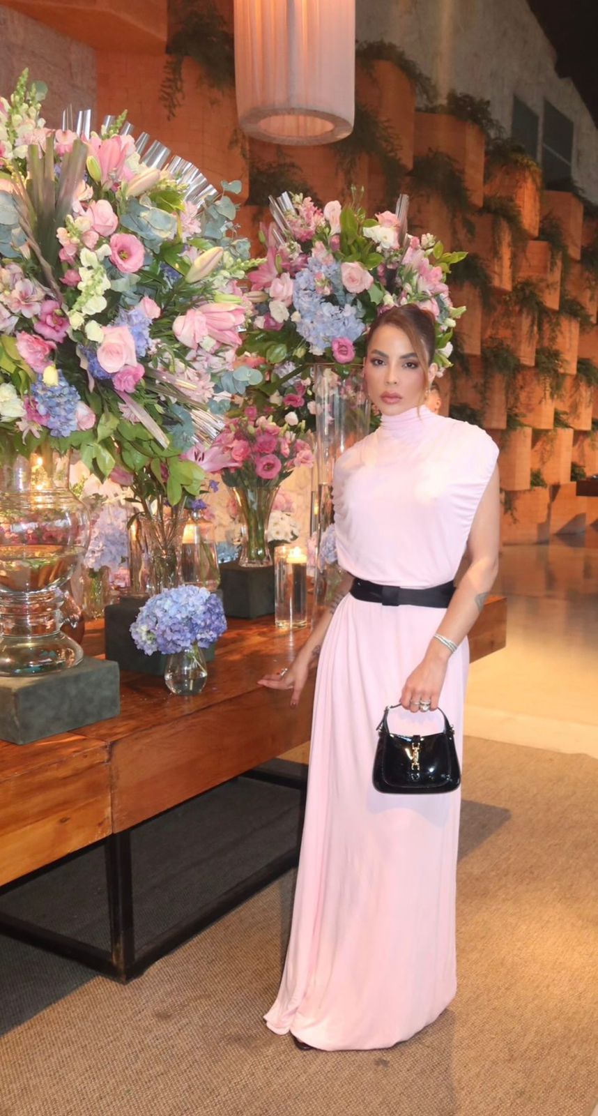 WhatsApp-Image-2025-11-16-at-21.08.52-1 Elaine Borges inspira elegância em evento especial com look que une arte e romantismo