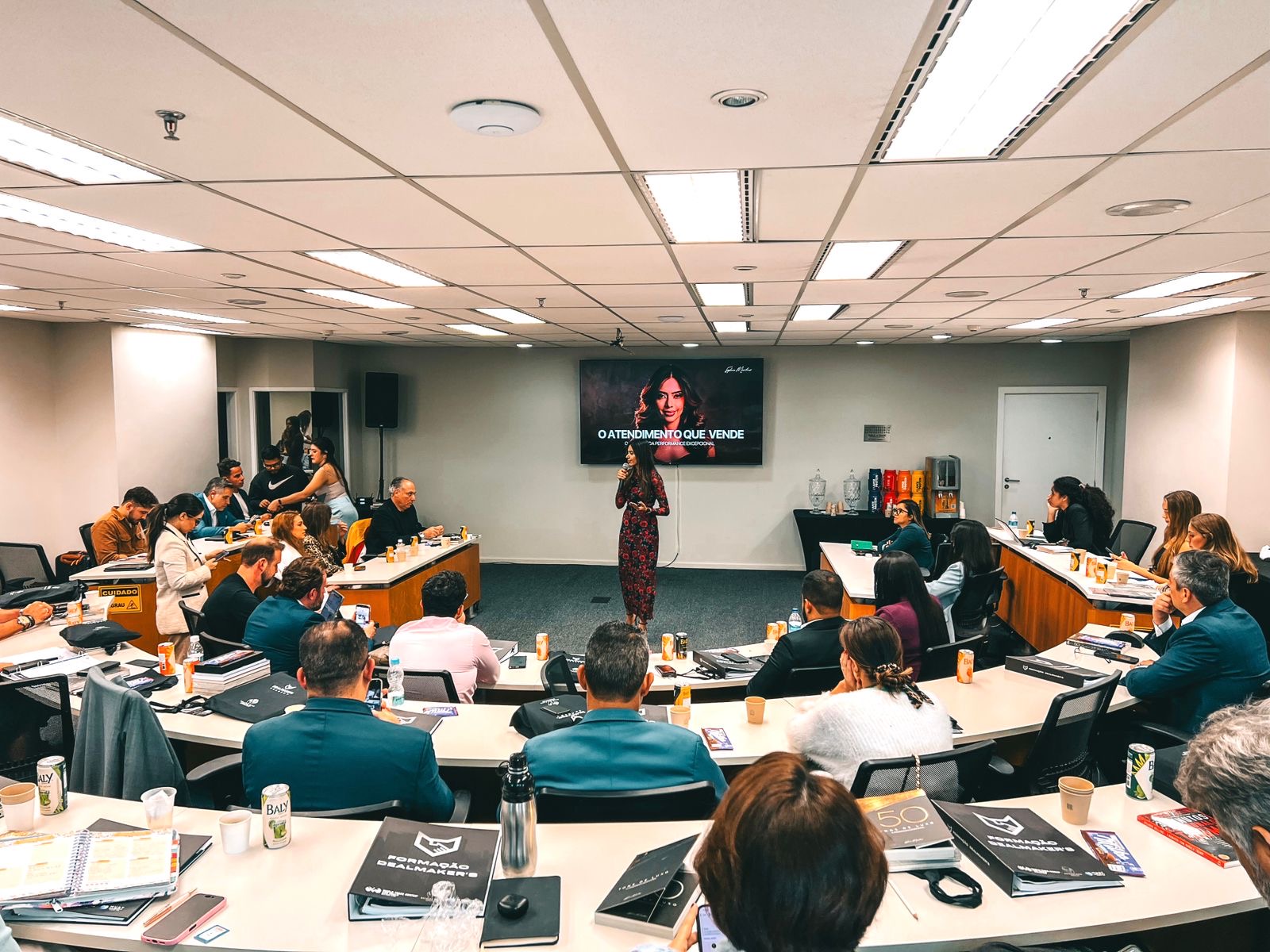 e9ef4f16-13f4-498e-a2e8-bd2ccf44830c Cúpula de Deal Makers reúne Ricardo Bellino e Sophia Martins no WTC São Paulo