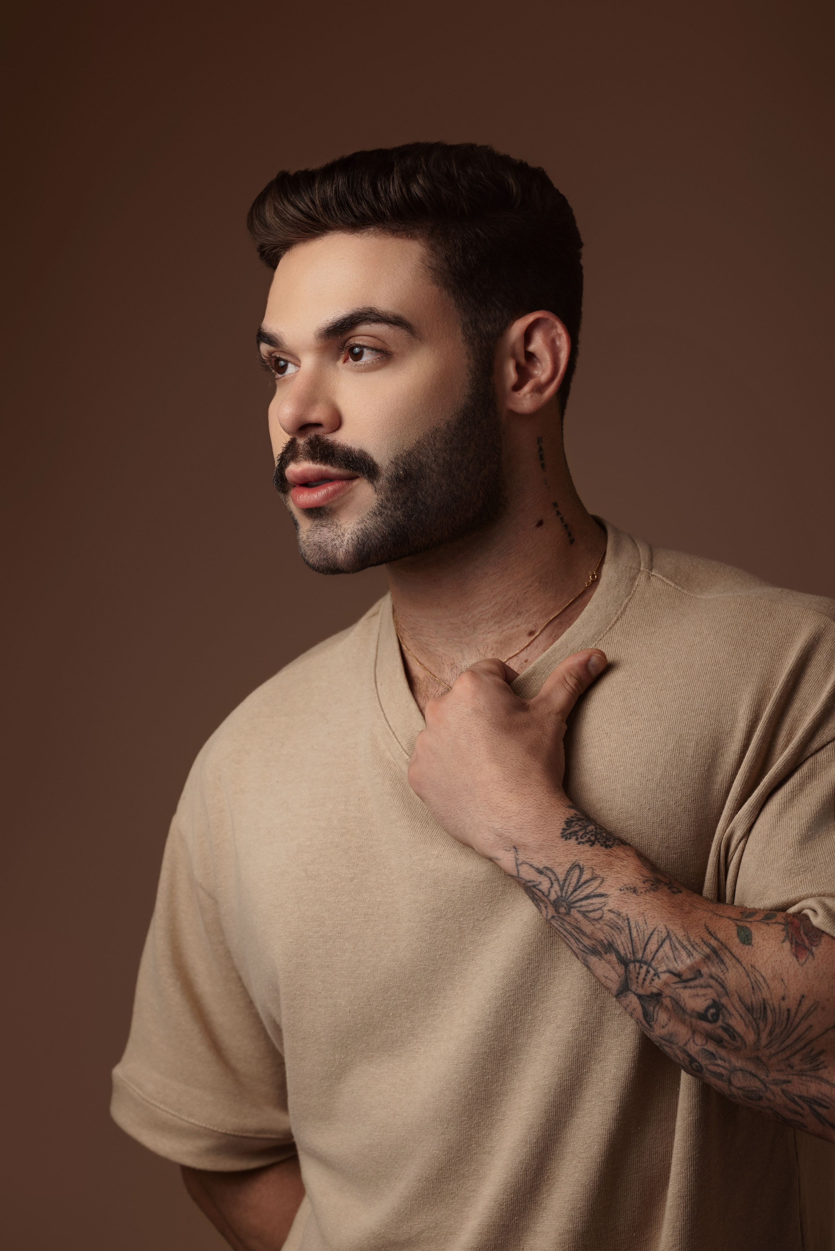 Facetune_11-07-2025-23-03-37 Arthur Sousa: O fenômeno digital que reinventou os comentários de reality show no Brasil