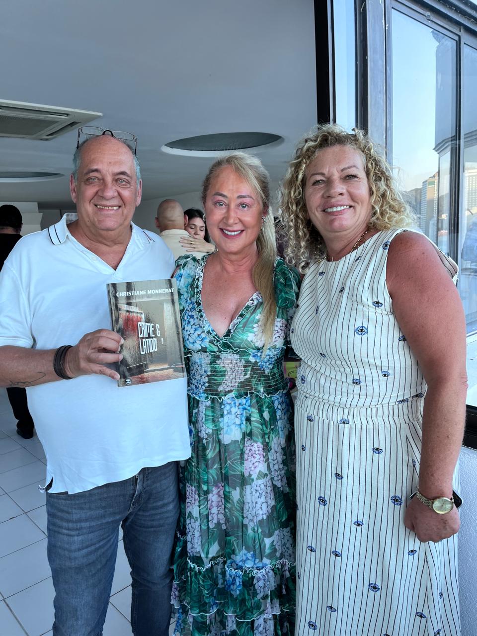 Kadu-com-a-esposa-Renata-entre-a-escritora-e-procuradora-de-justica-Christiane-Monnerat Encontro pré-réveillon celebra arte e literatura no antigo escritório de Oscar Niemeyer