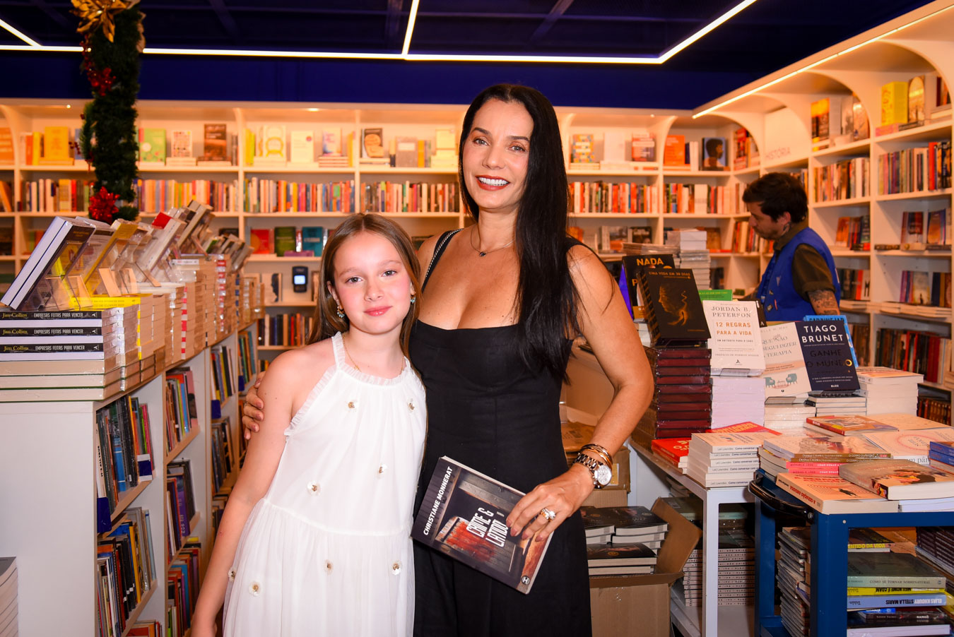 Monica-Carvalho-e-Valentina-Paris-883 Crime e Latido” estreia em São Paulo com grande sucesso e presença de nomes marcantes