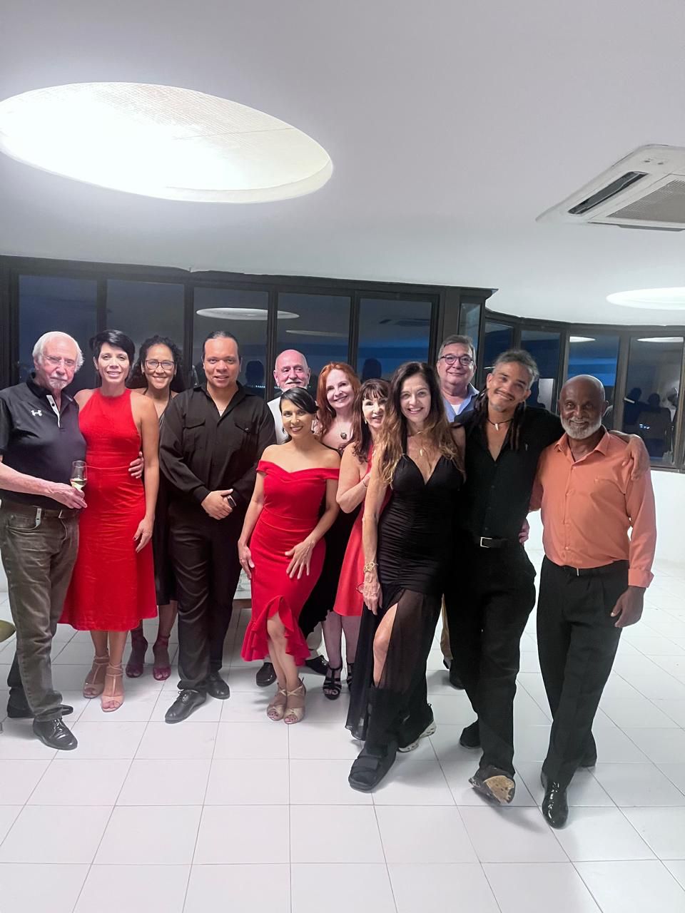 O-grupo-de-dancarinos-de-Tango-e-violinista-Leo-Veron Encontro pré-réveillon celebra arte e literatura no antigo escritório de Oscar Niemeyer