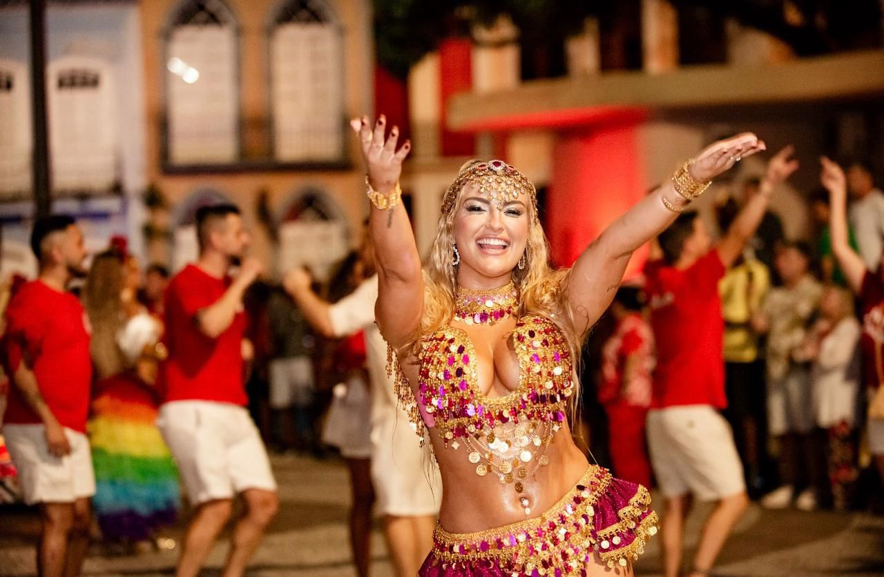 934d27d3-990f-48ce-ae6f-ad483847ae8b Sarah Estanislau é destaque em desfile histórico do Carnaval na Praça XV, em Florianópolis