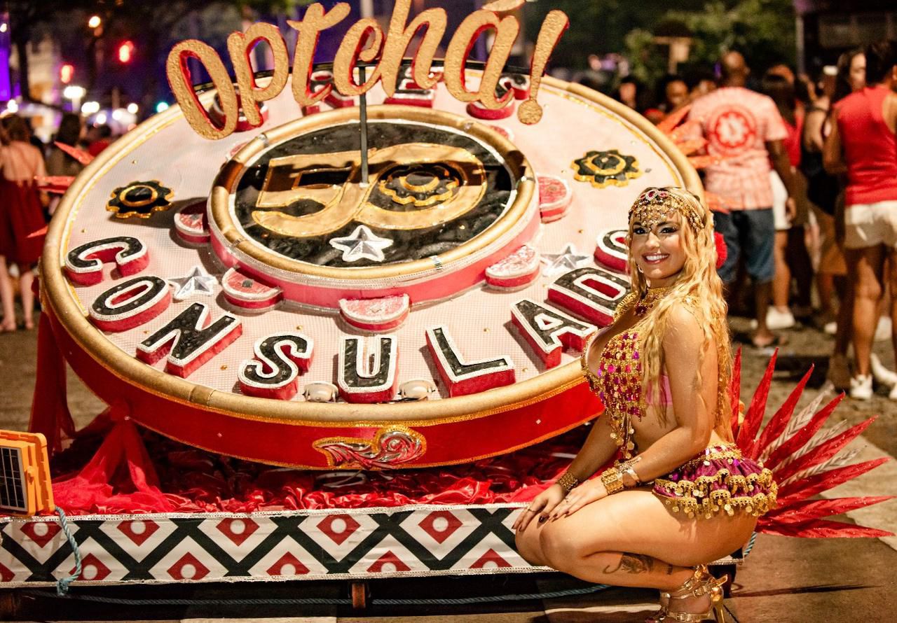 96f6946d-f5a1-412a-982b-171c2b3523a7 Sarah Estanislau é destaque em desfile histórico do Carnaval na Praça XV, em Florianópolis