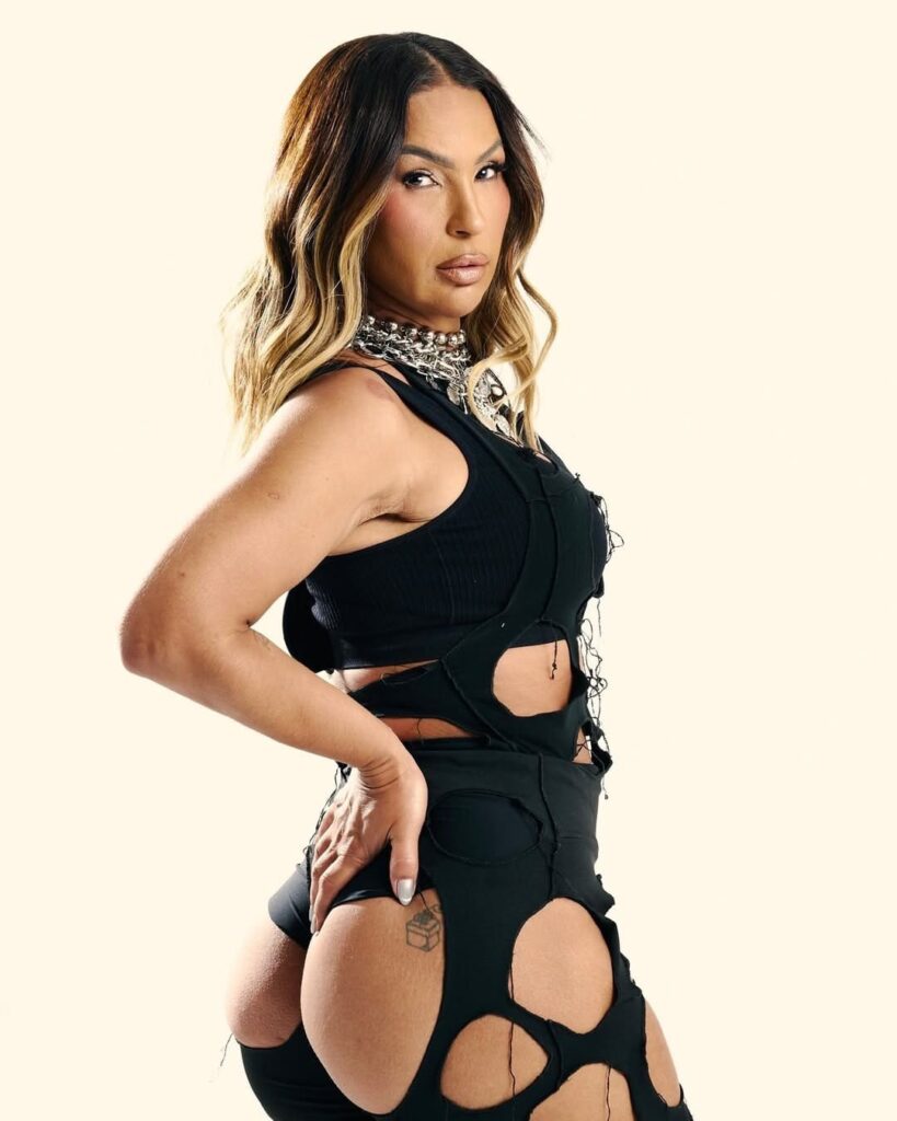 VALESCA2-819x1024 Valesca Popozuda volta aos palcos cariocas com show quente em Copacabana