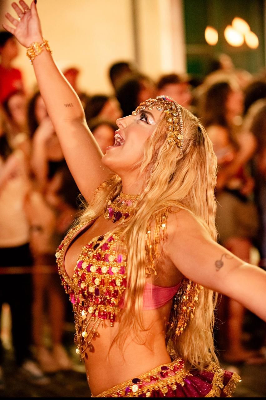 ca966728-43ec-4d54-9c6f-725f096a9181 Sarah Estanislau é destaque em desfile histórico do Carnaval na Praça XV, em Florianópolis