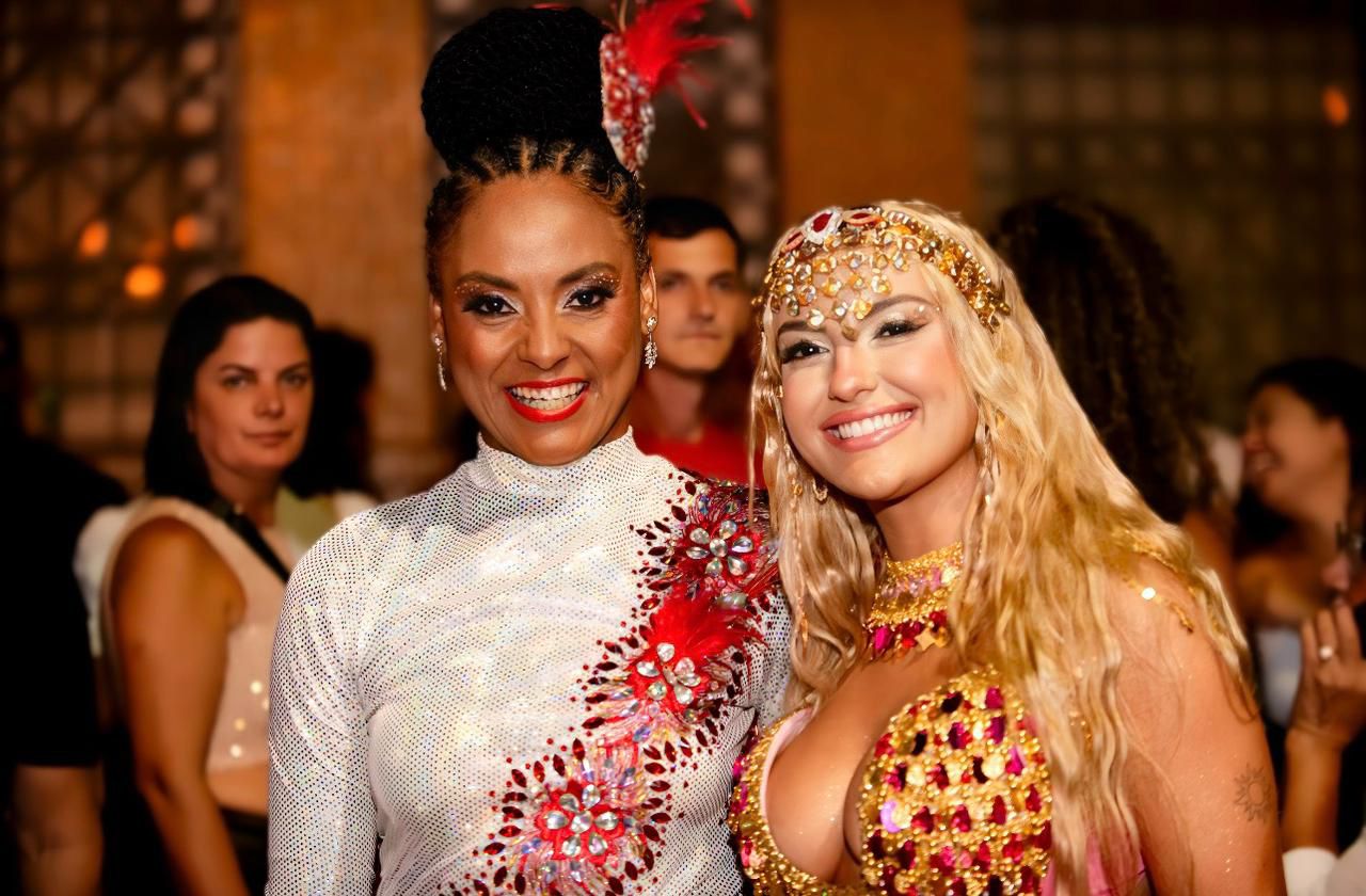 cf78cdec-5ea5-4dd3-88a6-68bccc21507f Sarah Estanislau é destaque em desfile histórico do Carnaval na Praça XV, em Florianópolis