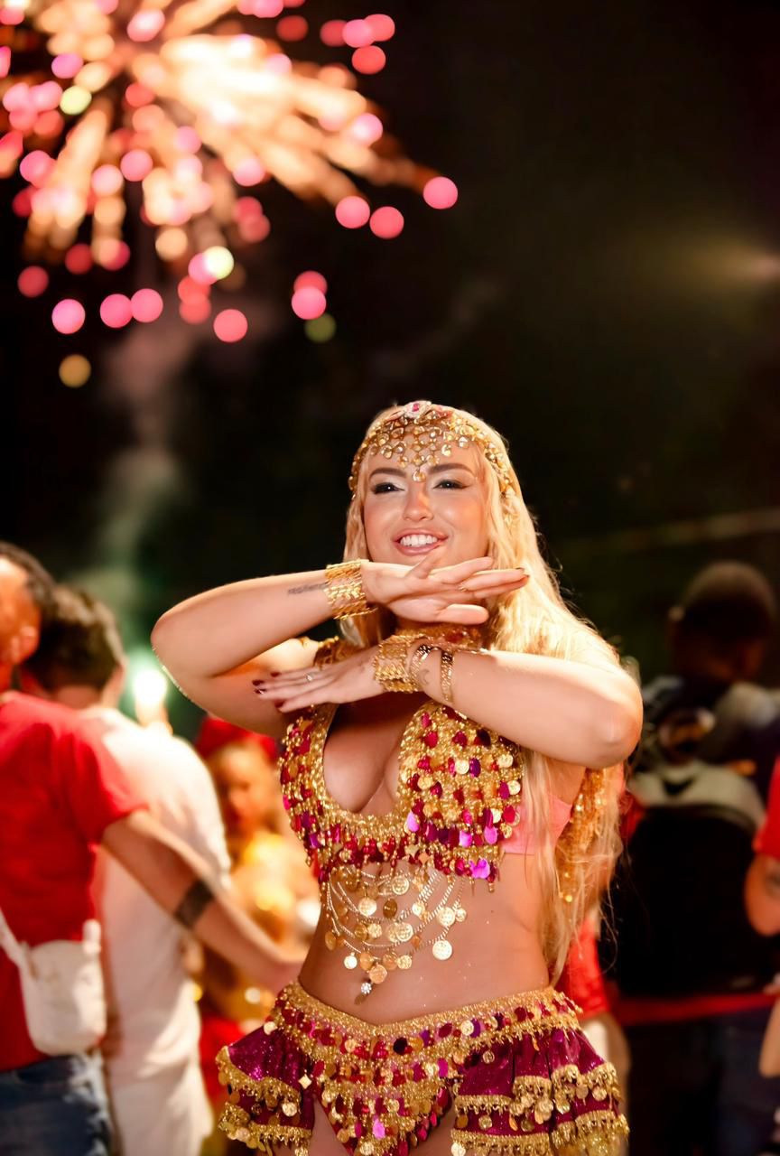de8ad957-c914-48b5-9e30-92aca14610f6 Sarah Estanislau é destaque em desfile histórico do Carnaval na Praça XV, em Florianópolis