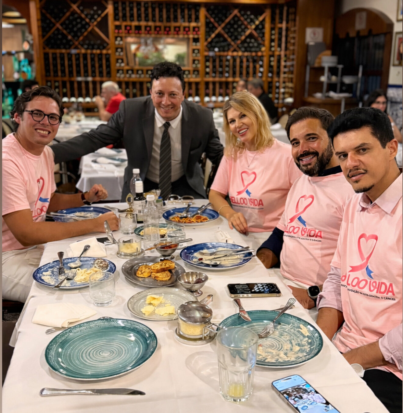 C7CBC2DE-BD29-48AB-AA58-2416516E6D0A-e1770387659483 “A vida merece ser brindada”, diz Val Marchiori ao encerrar a última sessão de quimioterapia