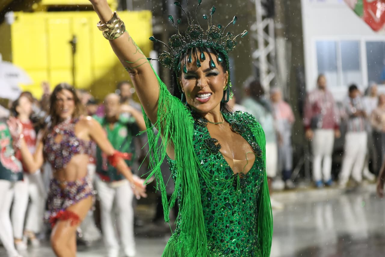 IMG-20260209-WA0014.jpg Gardênia Cavalcanti brilha na Sapucaí no último ensaio técnico da Grande Rio sob chuva intensa