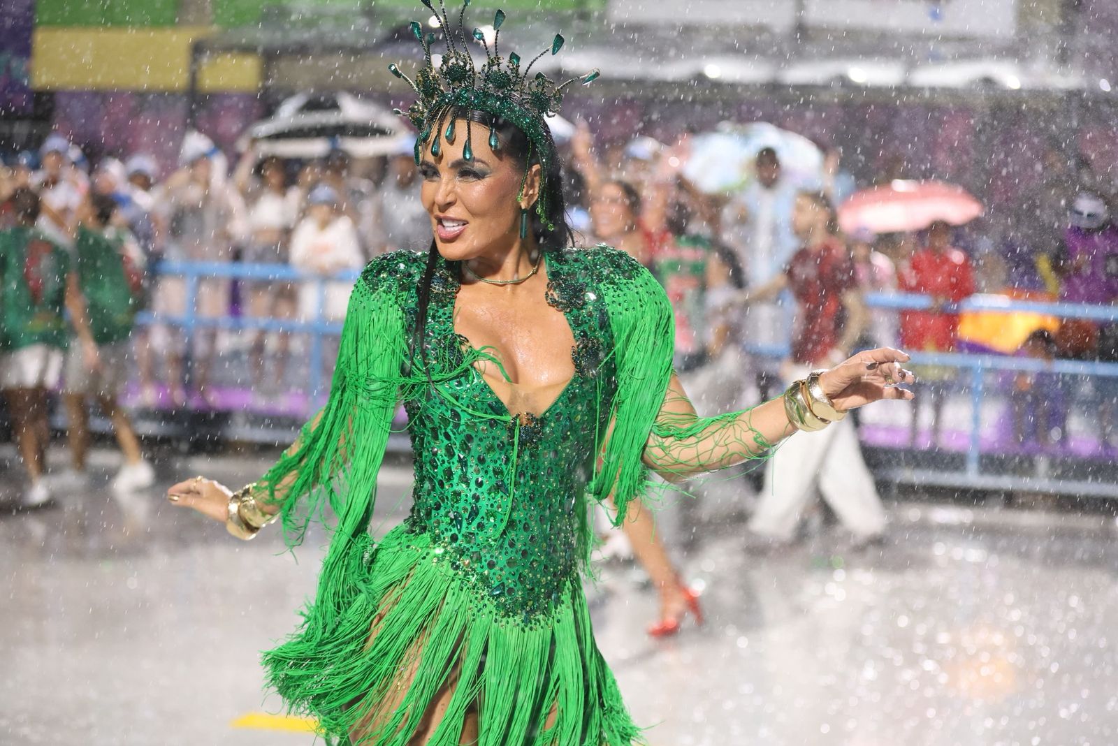 IMG-20260209-WA00632.jpg Gardênia Cavalcanti brilha na Sapucaí no último ensaio técnico da Grande Rio sob chuva intensa