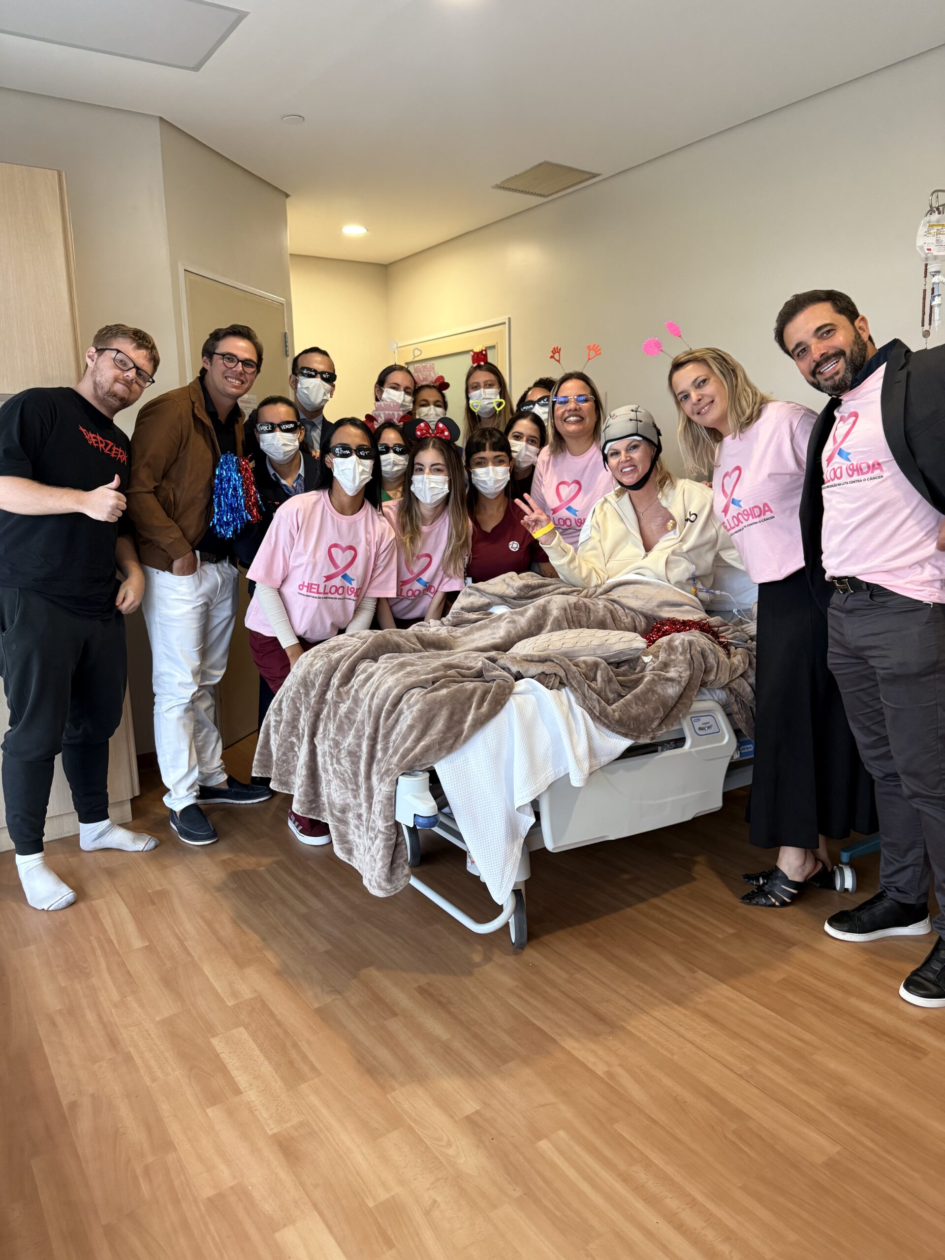 IMG_5357-scaled “A vida merece ser brindada”, diz Val Marchiori ao encerrar a última sessão de quimioterapia