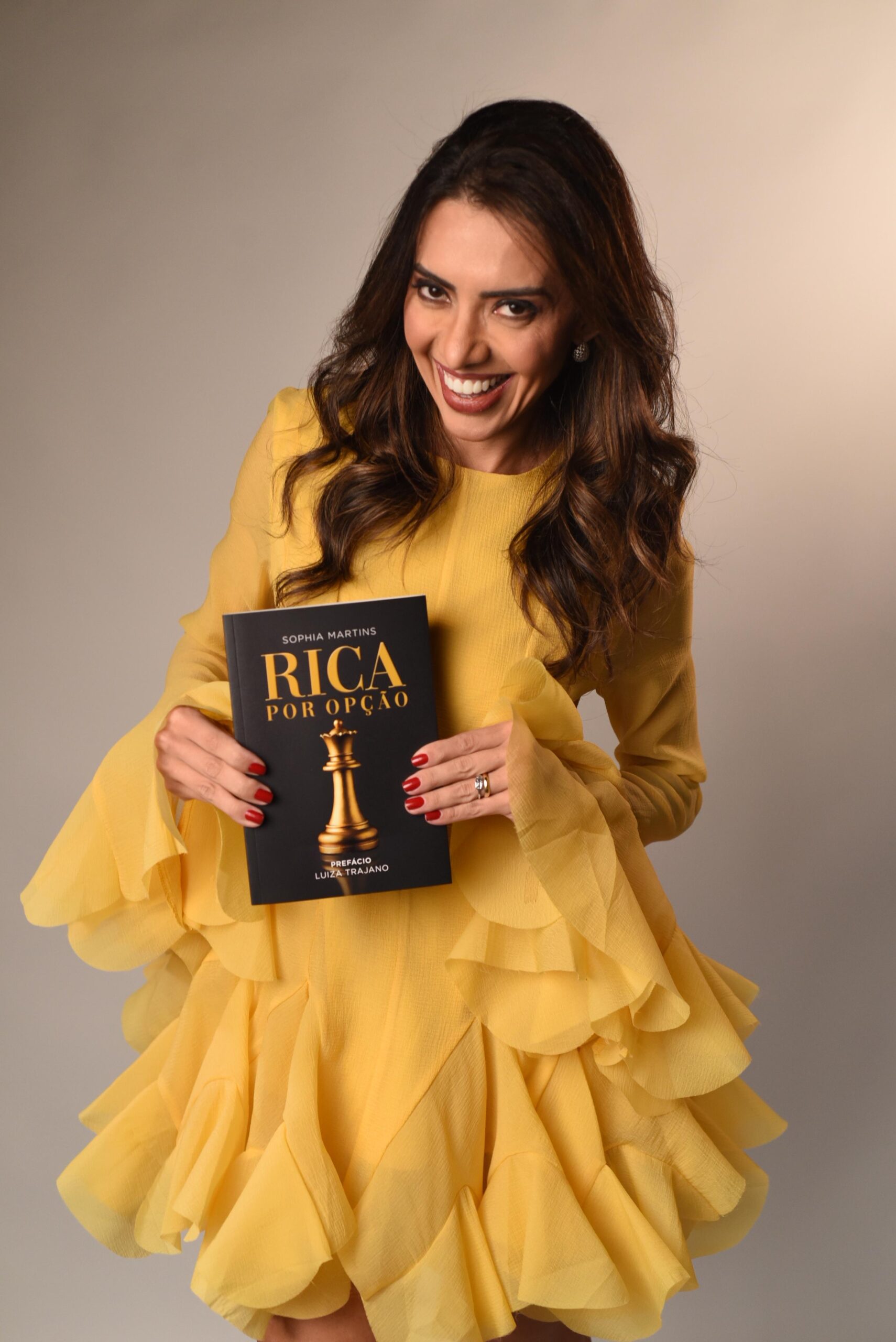 4973ad79-21d7-44eb-b9f3-a08030983979-scaled Sophia Martins lança “Rica por Opção” em Portugal e fortalece liderança feminina