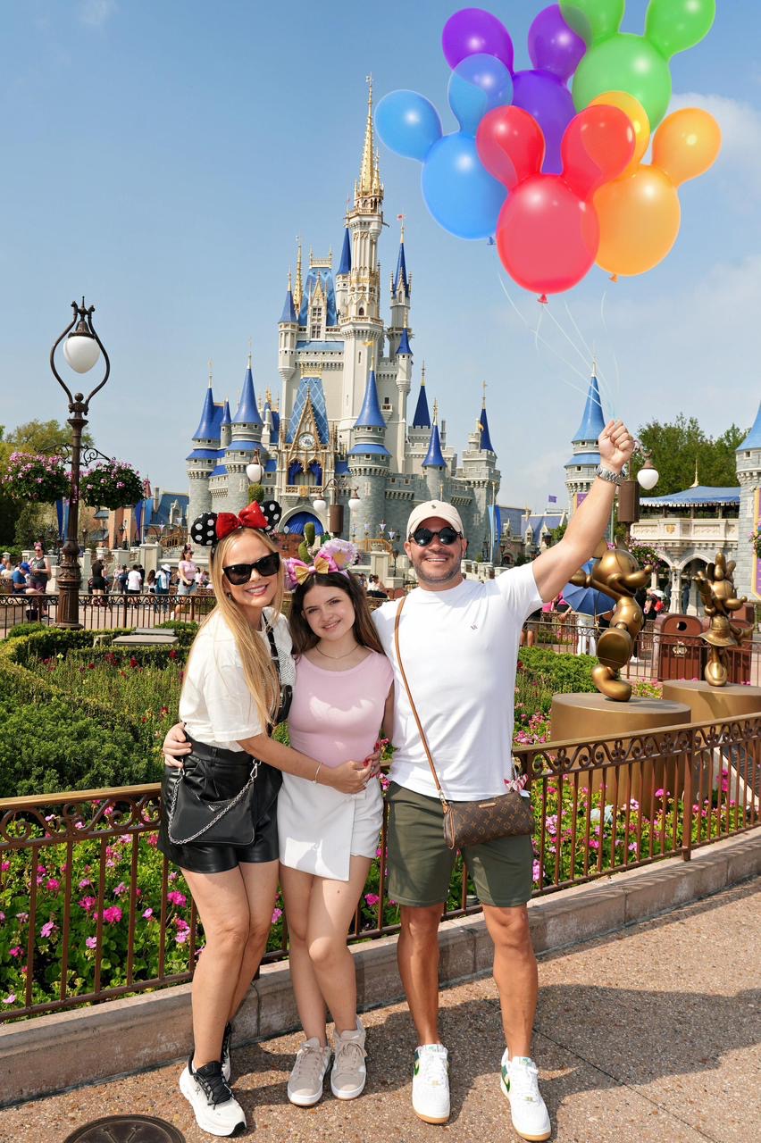 74537bfa-76d3-4064-b414-b44dd89de491 Entre compromissos e diversão: Filipe Duarte e Nina Cachoeira aproveitam Orlando em viagem especial