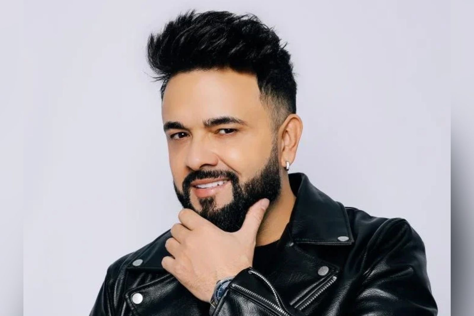 89122f4c-1cf7-4fa9-8121-b85dc67ca159 Alê Vieira lança três músicas inéditas e aposta em versatilidade para conquistar o público