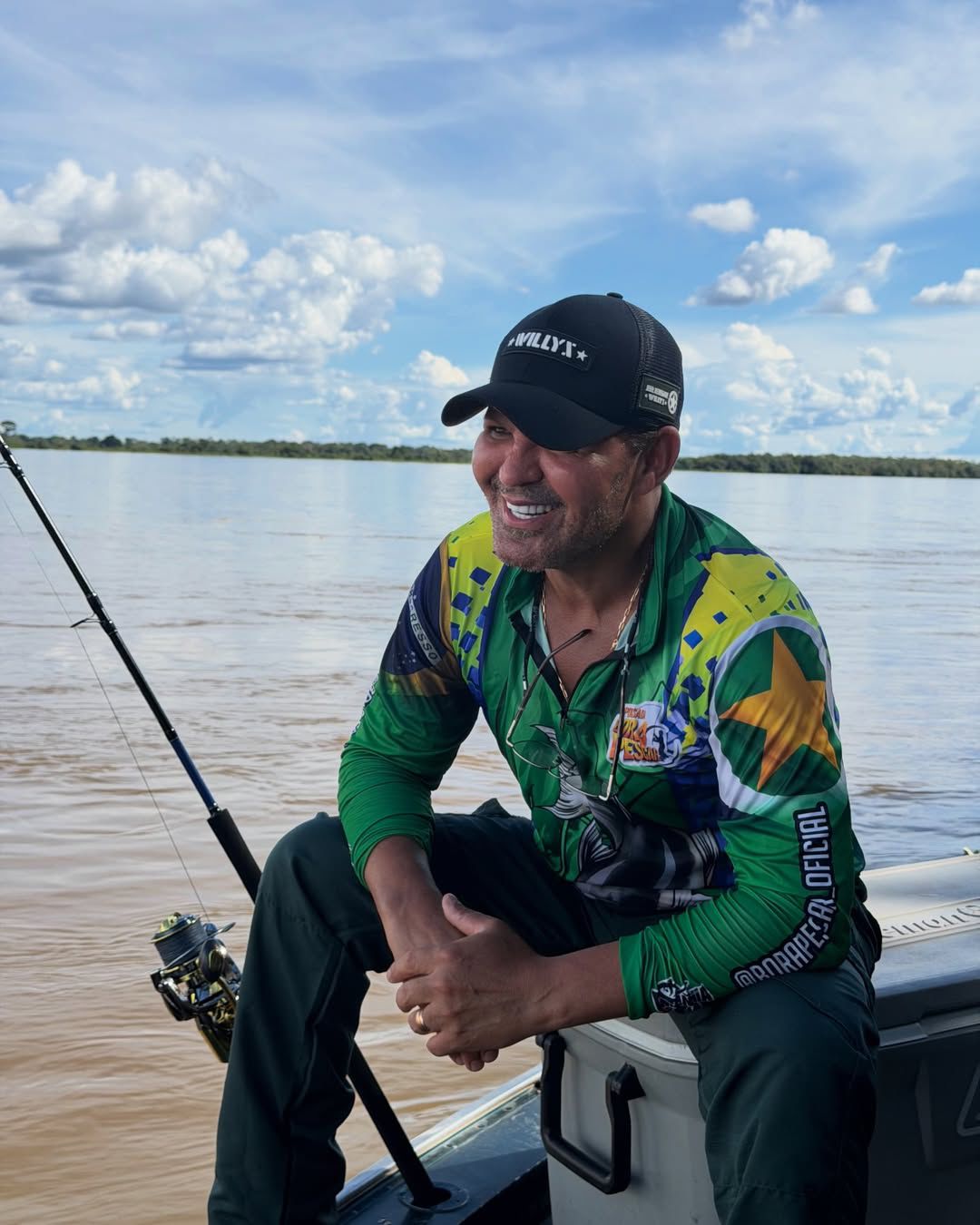 WhatsApp-Image-2026-03-12-at-15.47.16 Eduardo Costa mostra talento para além da música ao pescar arraia de 65 kg