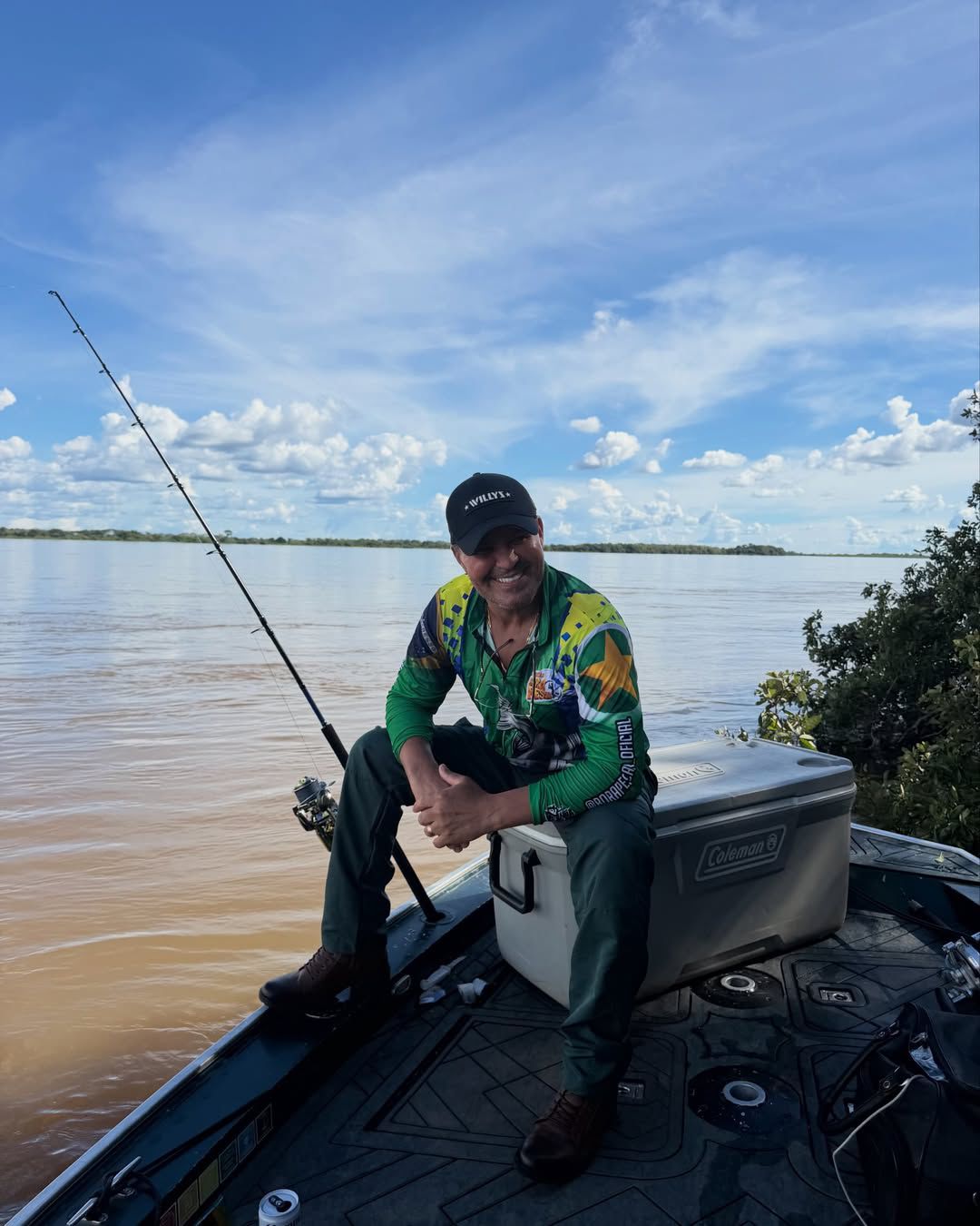 WhatsApp-Image-2026-03-12-at-15.47.18 Eduardo Costa mostra talento para além da música ao pescar arraia de 65 kg