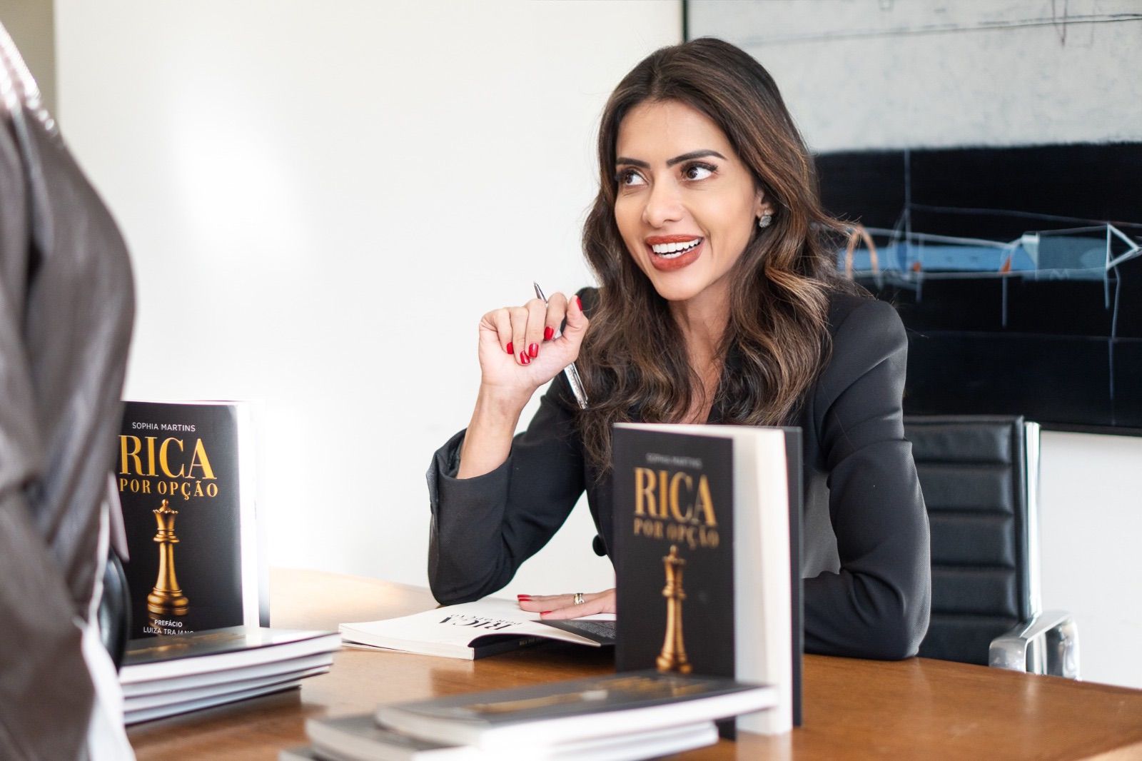 WhatsApp-Image-2026-03-27-at-10.46.37-3 Lisboa recebe lançamento internacional de "Rica por Opção", livro de Sophia Martins