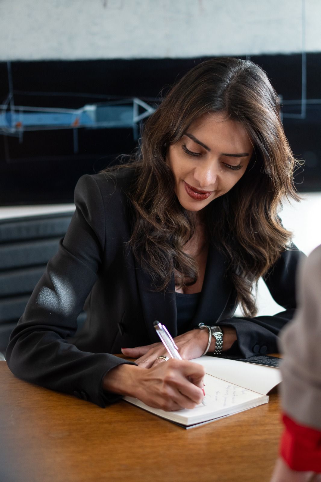 WhatsApp-Image-2026-03-27-at-10.46.38 Lisboa recebe lançamento internacional de "Rica por Opção", livro de Sophia Martins