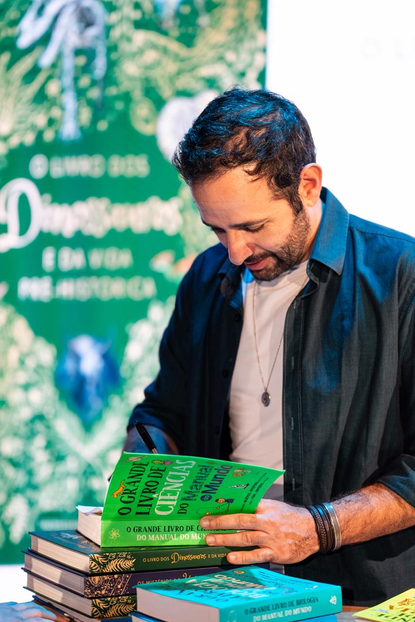 WhatsApp-Image-2026-03-28-at-14.14.29 Teatro YouTube foi palco de lançamento de livro de Iberê Thenório neste sábado, 28