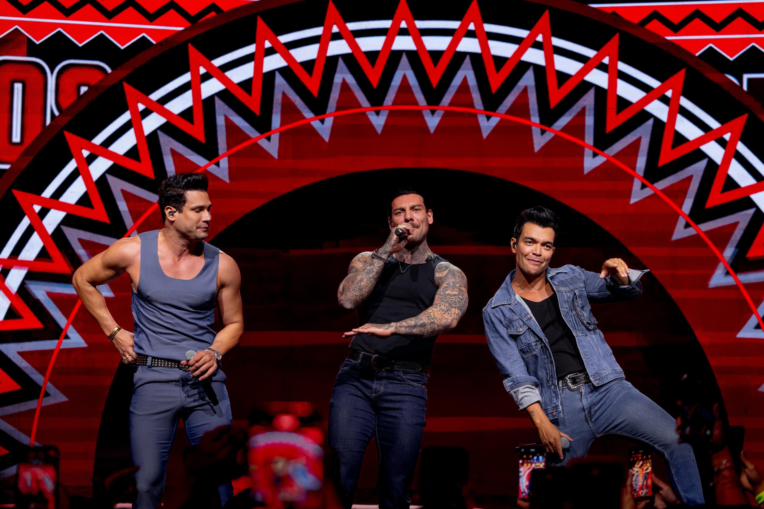 ed74b060-44ae-48f8-a687-5b51c7084404-scaled Israel Novaes e Thiago Brava lançam nova faixa com Lucas Lucco