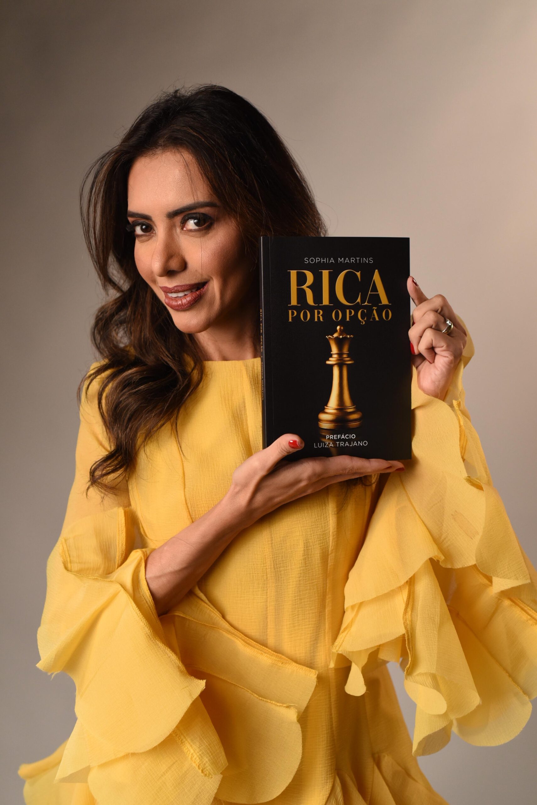 f45142f3-0a83-446c-876e-3d84db8b0c78-scaled Sophia Martins lança “Rica por Opção” em Portugal e fortalece liderança feminina
