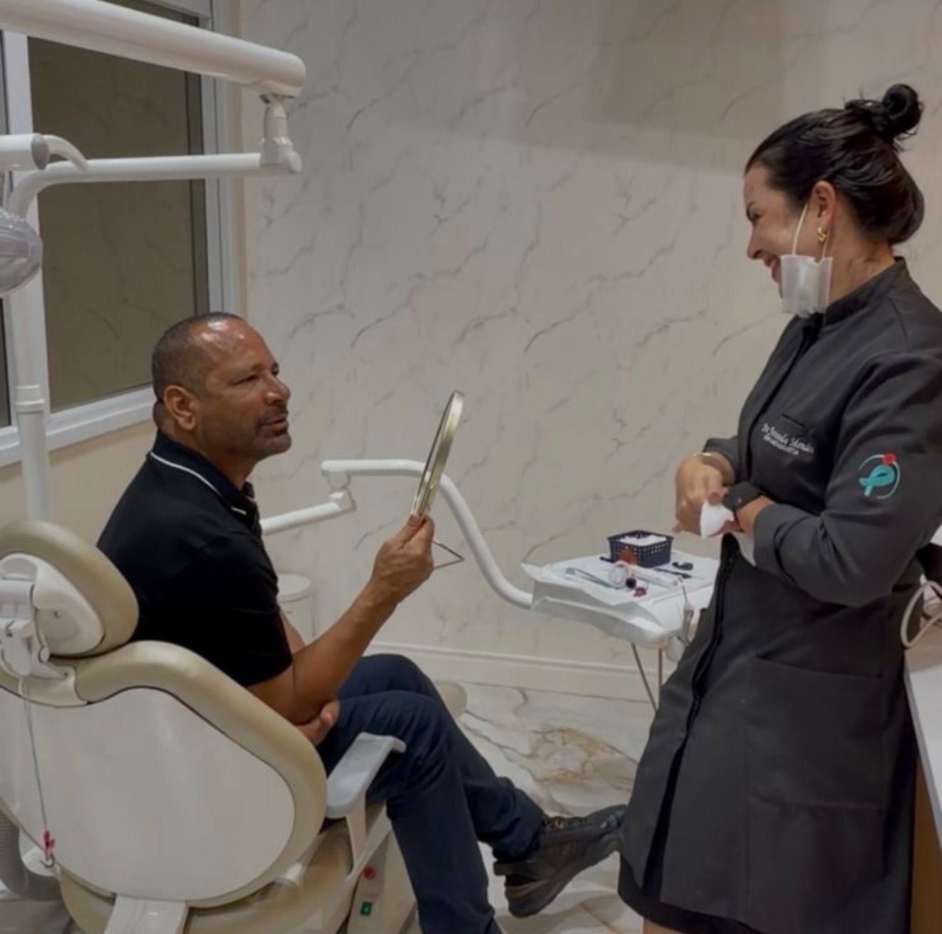 7eb309ab-22e2-4394-bc29-00f3d4e07ae5 Neymar Pai passa por revisão de lentes na Clínica Viotto Santos e convida dentista para jogo no estádio